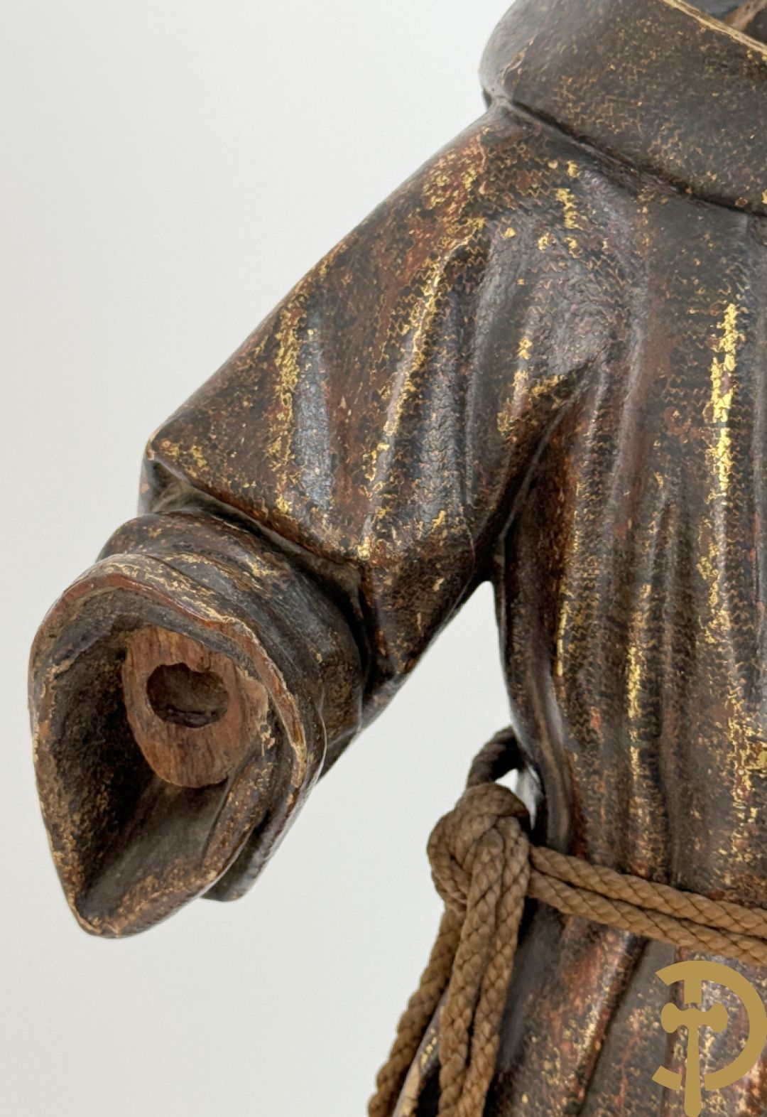 Gepolychromeerde houtsculptuur van Sint Antonius steunend met linkervoet op wereldbol