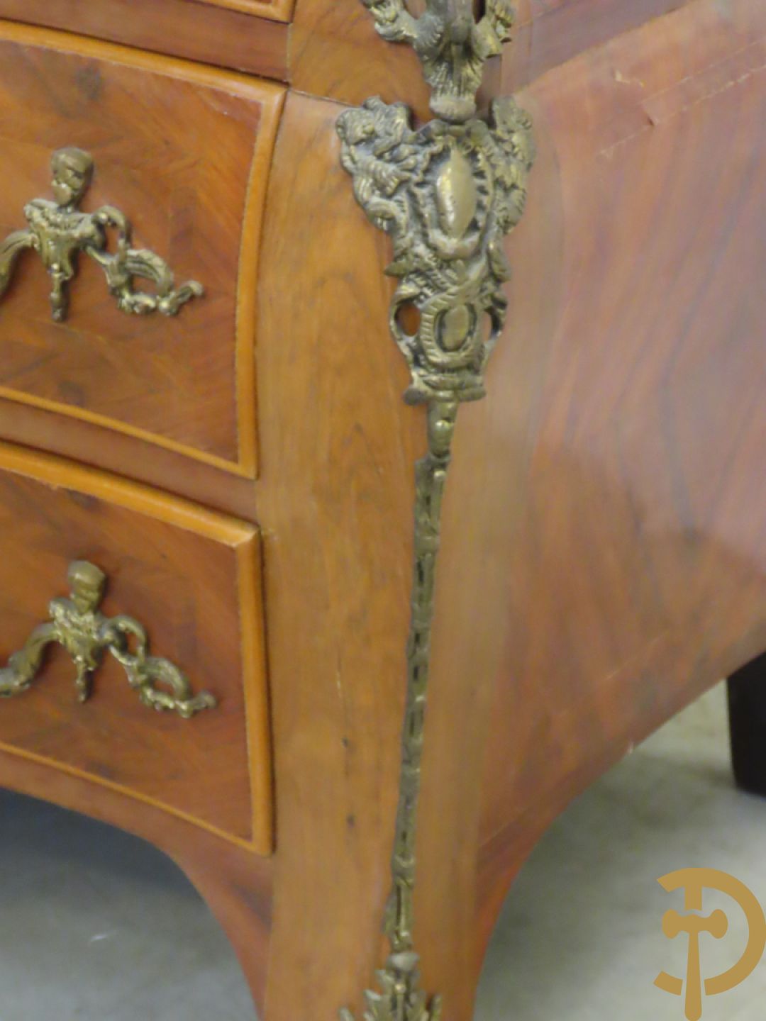 Notelaren gebombeerde drieladencommode met bronsbeslag en mazarinkoppen opzij - bovenaan met marmeren blad