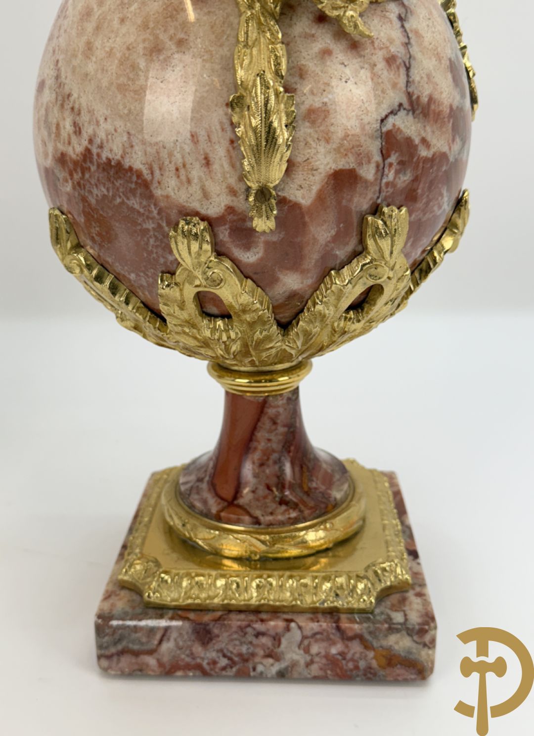 Paar marmeren cassolettes met zwanehalzen en guirlandes