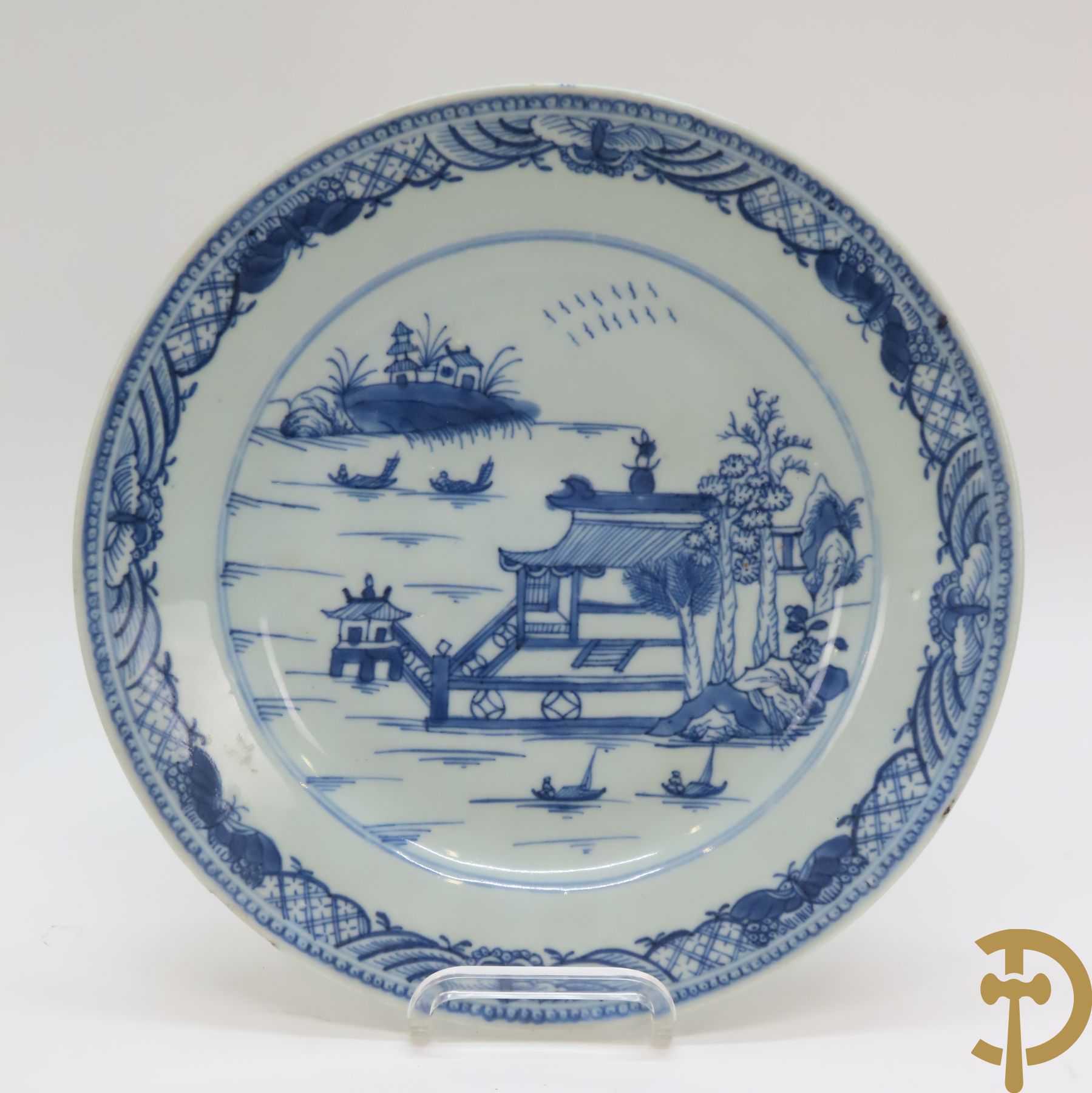 Drie Chinese blauw/wit porseleinen bordjes met landschapsdecor + Chinese porseleinen potiche met landschapsdecor