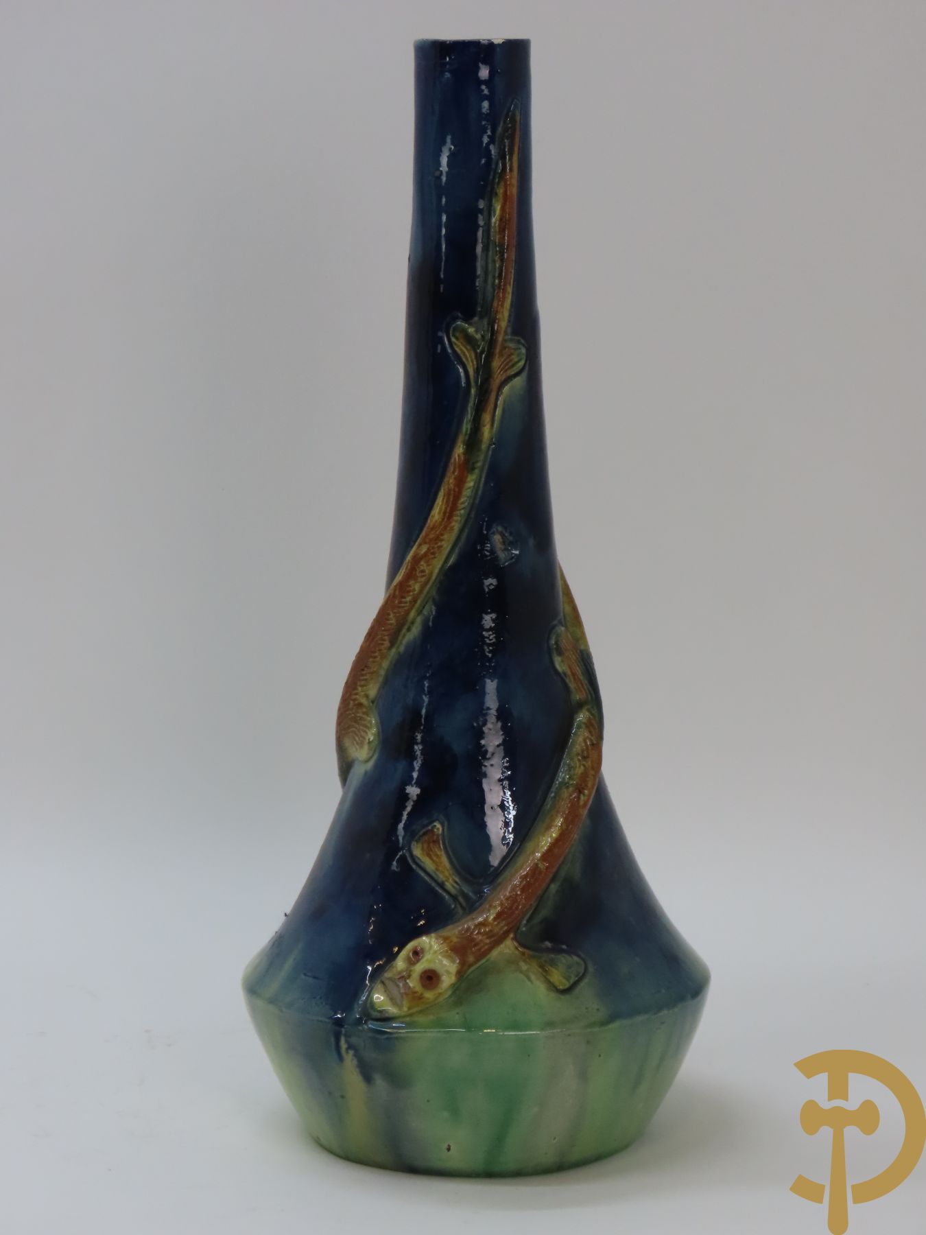 Vlaams aardewerken flesvormige vaas met 2 vissen, onderaan gemerkt Den Uil