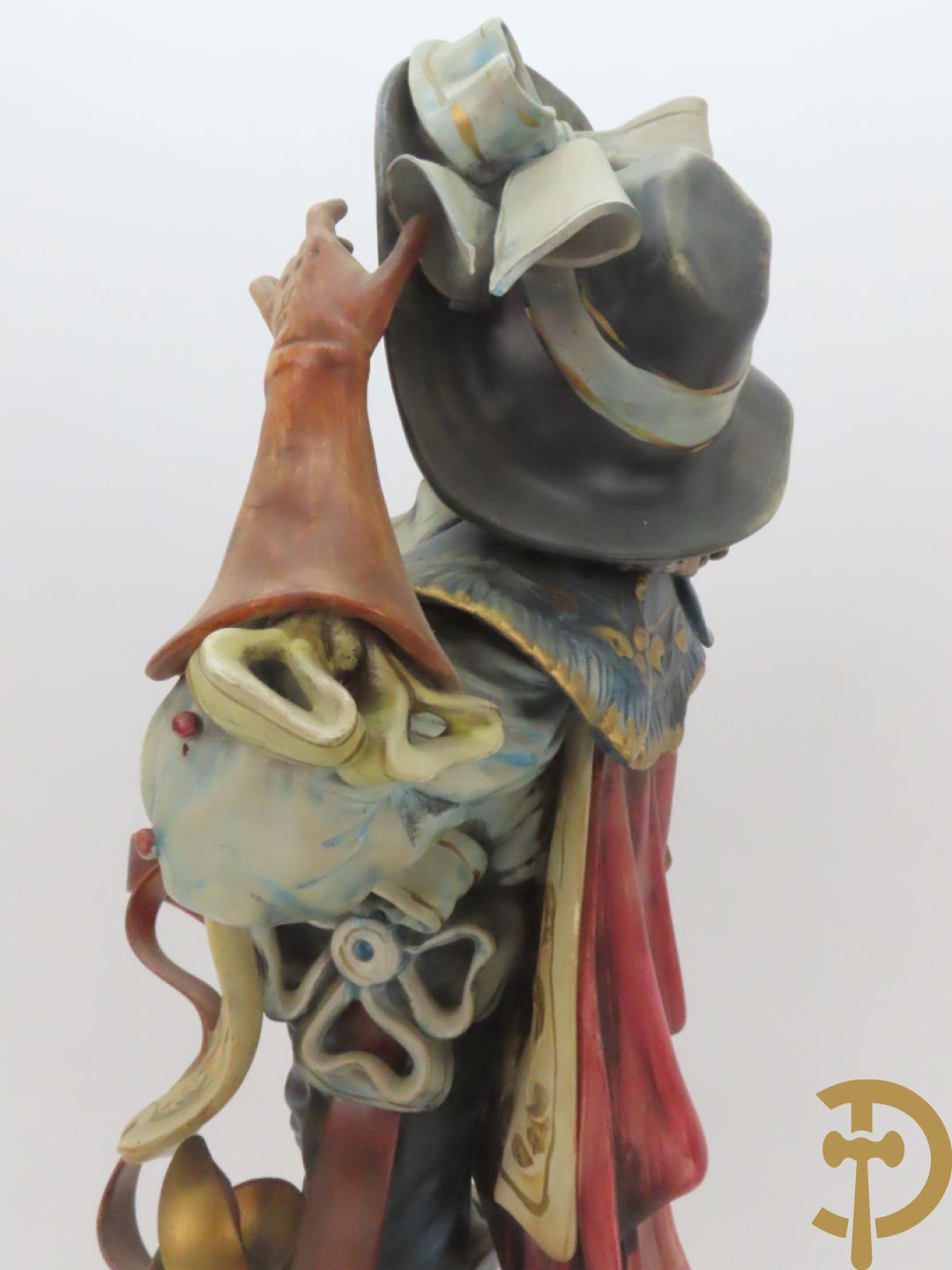 Twee Italiaanse beelden in meerkleurige faience, Cirano de Bergerac