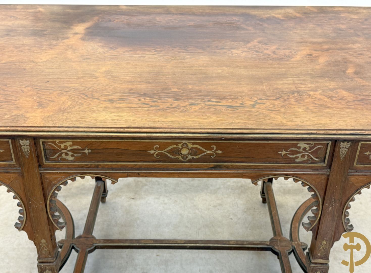 Syrische schrijftafel in exotische houtsoorten met 3 lades op 8 poten met boogvormige en deel vergulde motieven, 19e