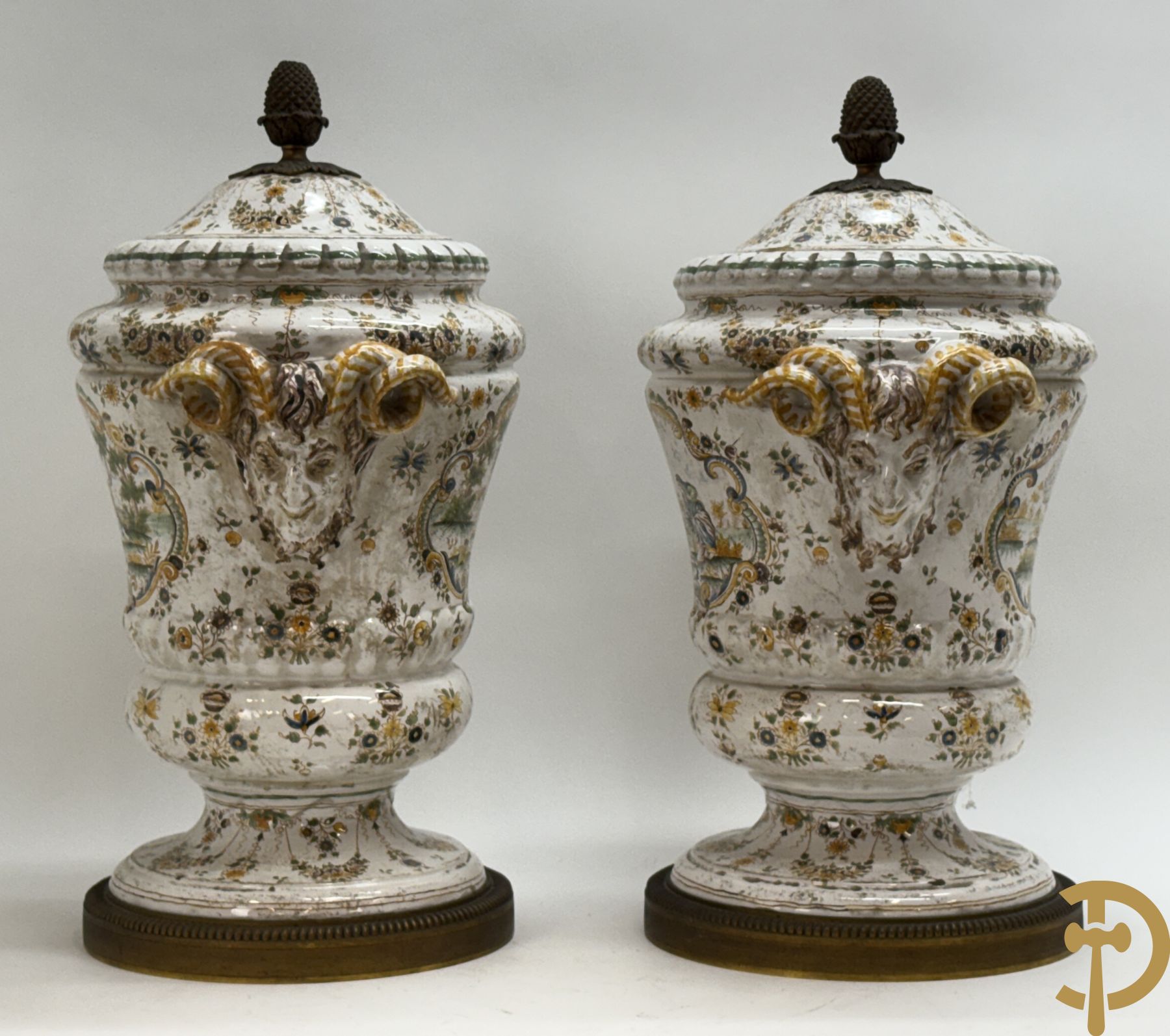 Paar Italiaanse meerkleurige dekselpotiches met geanimeerd decor en gehoornde kopen