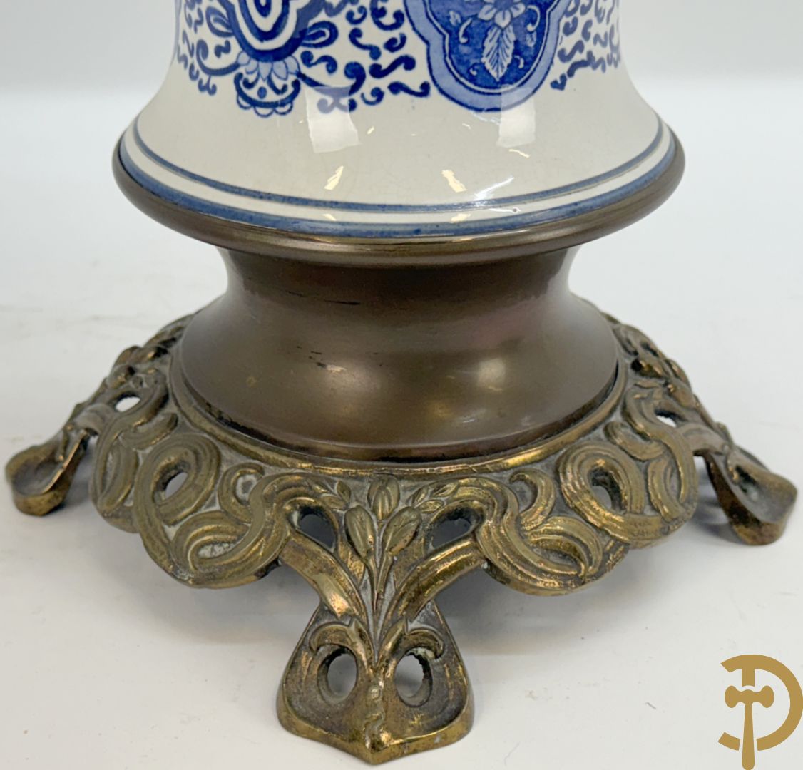Driedelige garnituur met faience in Delftse stijl en bezet met koperen Jugendstil kandelaars, rond 1900