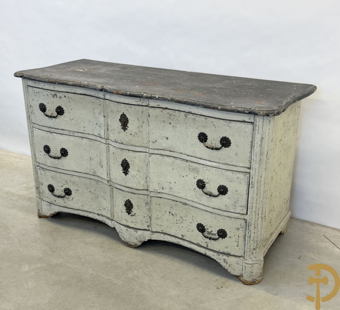 Gepatineerde 3 laden commode met bronzen trekkers en sleutelplaten