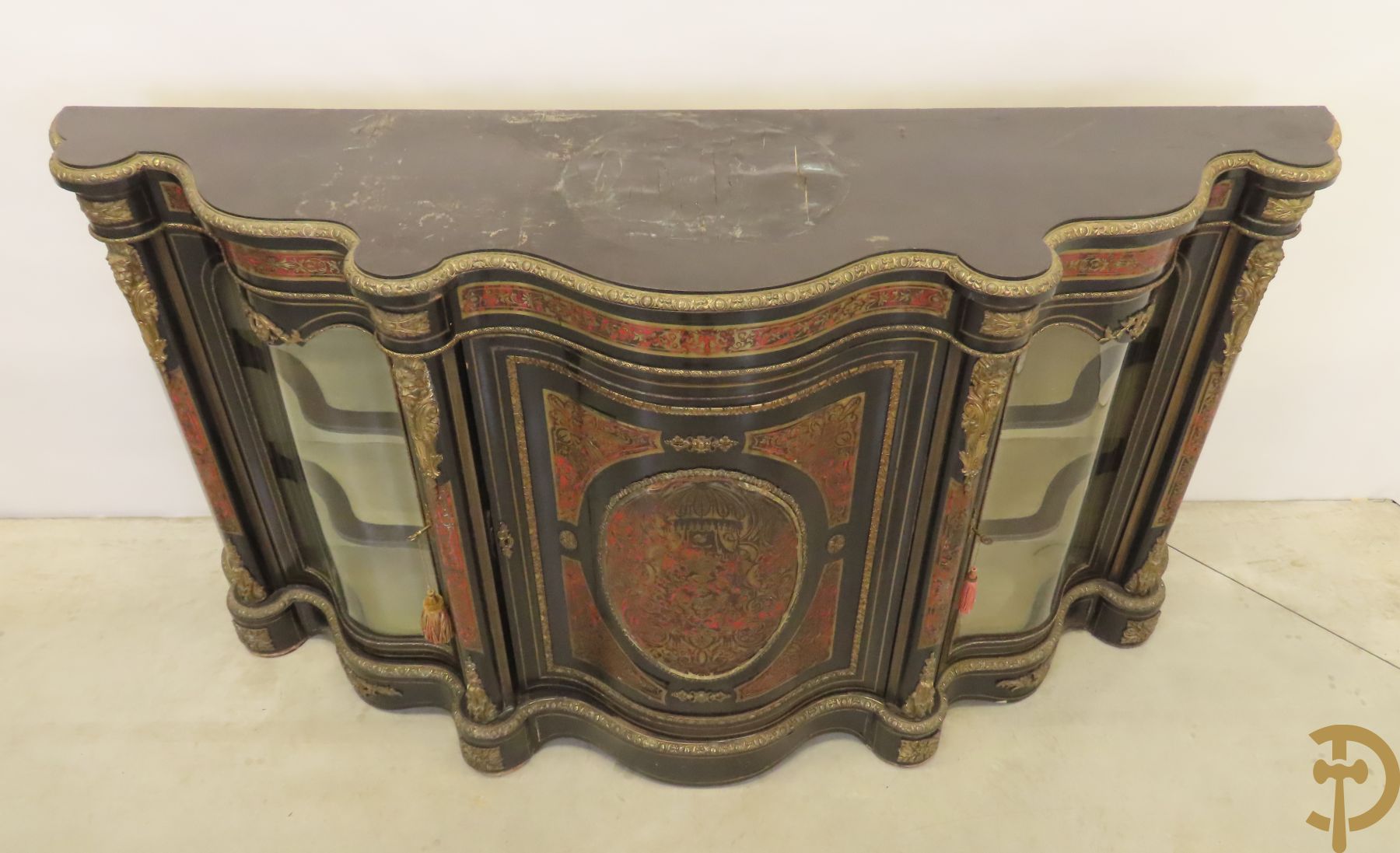 Groot Napoleon III dressoir met centrale deur bezet met medaillon in Boulletechniek - zijdelings met deuren in vitrineglas - bezet met bronzen ornamenten