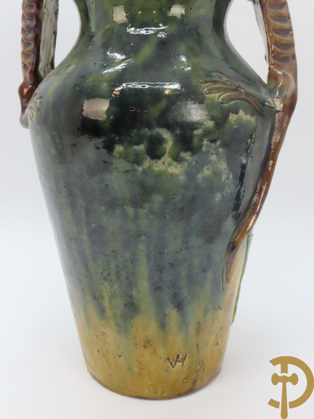 Vlaamse aardewerken vaas met salamander en bloemendecor, VH gemerkt (Van Humskerk)