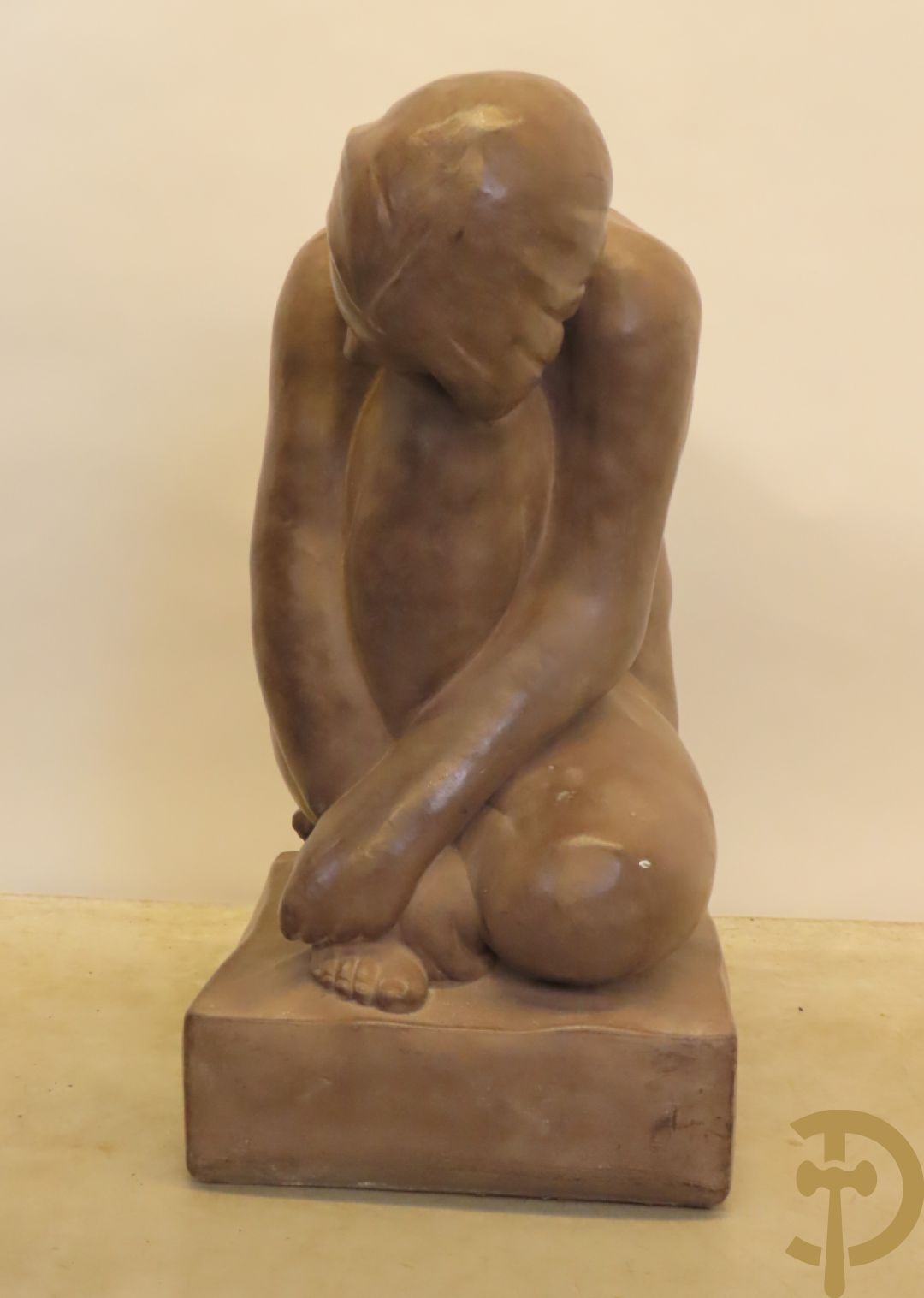 Geknielde zittende gepatineerde dame in composiet, Art deco stijl