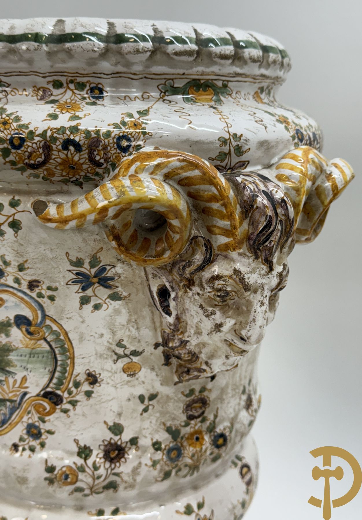 Paar Italiaanse meerkleurige dekselpotiches met geanimeerd decor en gehoornde kopen