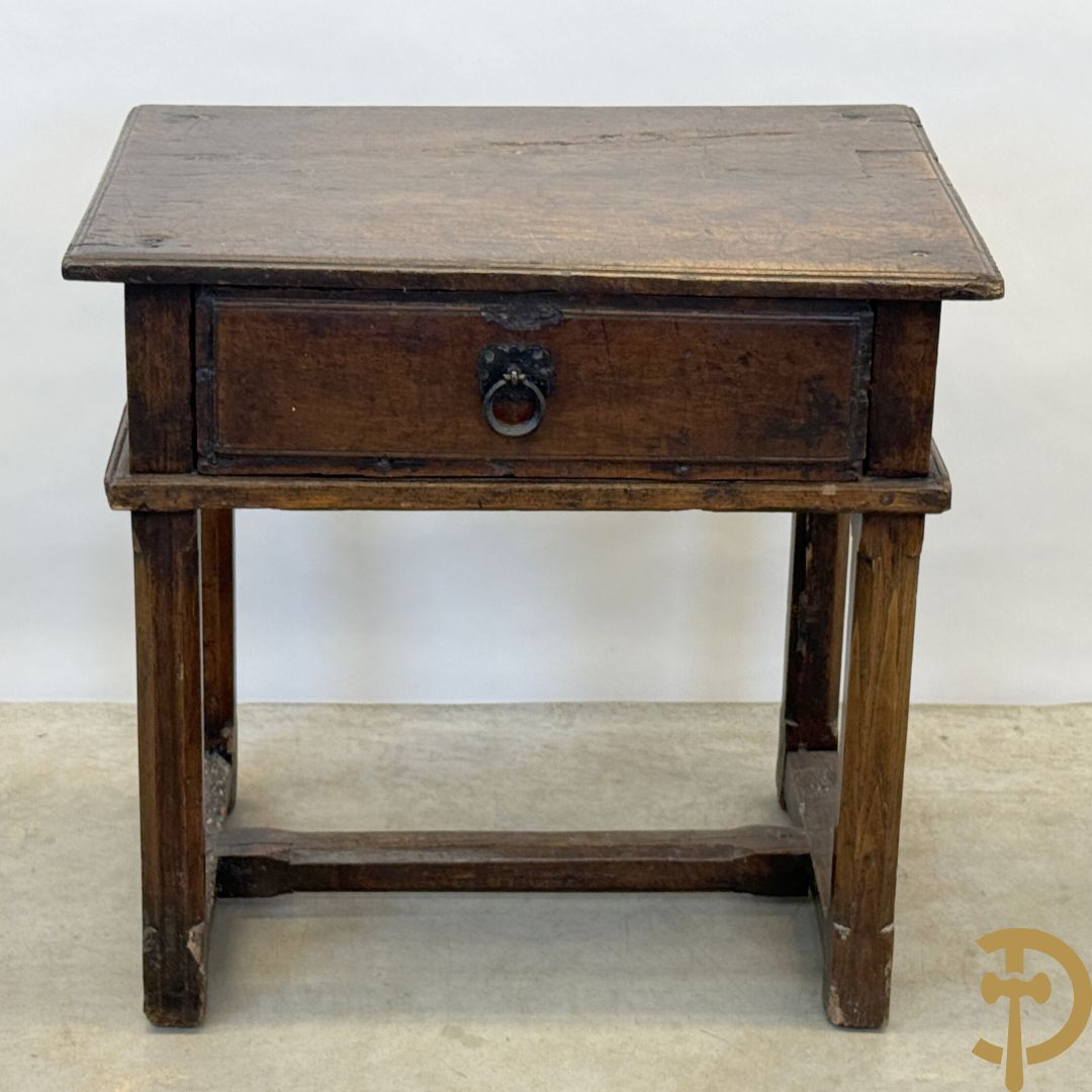 Massief eiken landelijke bijzettafel met lade en smeedijzeren trekker op verjongende poten