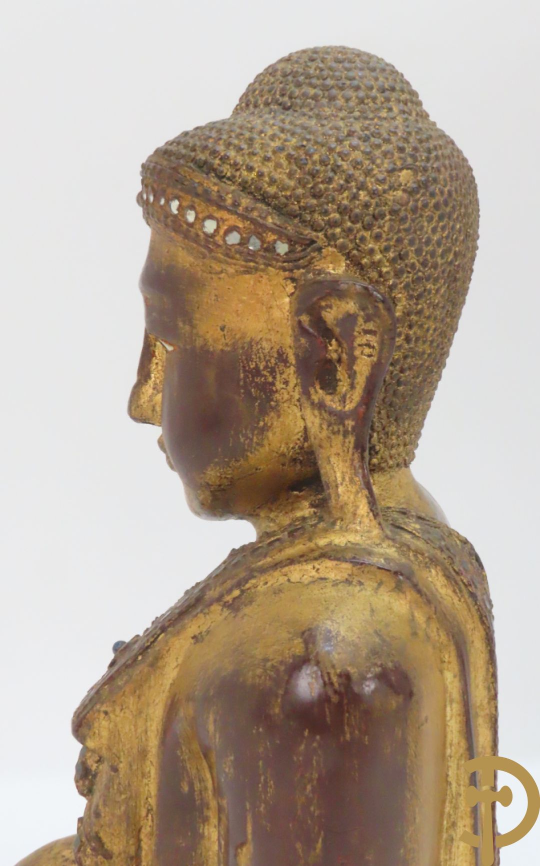 Grote staande vergulde houtgesculpteerde boedha +vergulde  zittende houten boedha met edelsteentjes