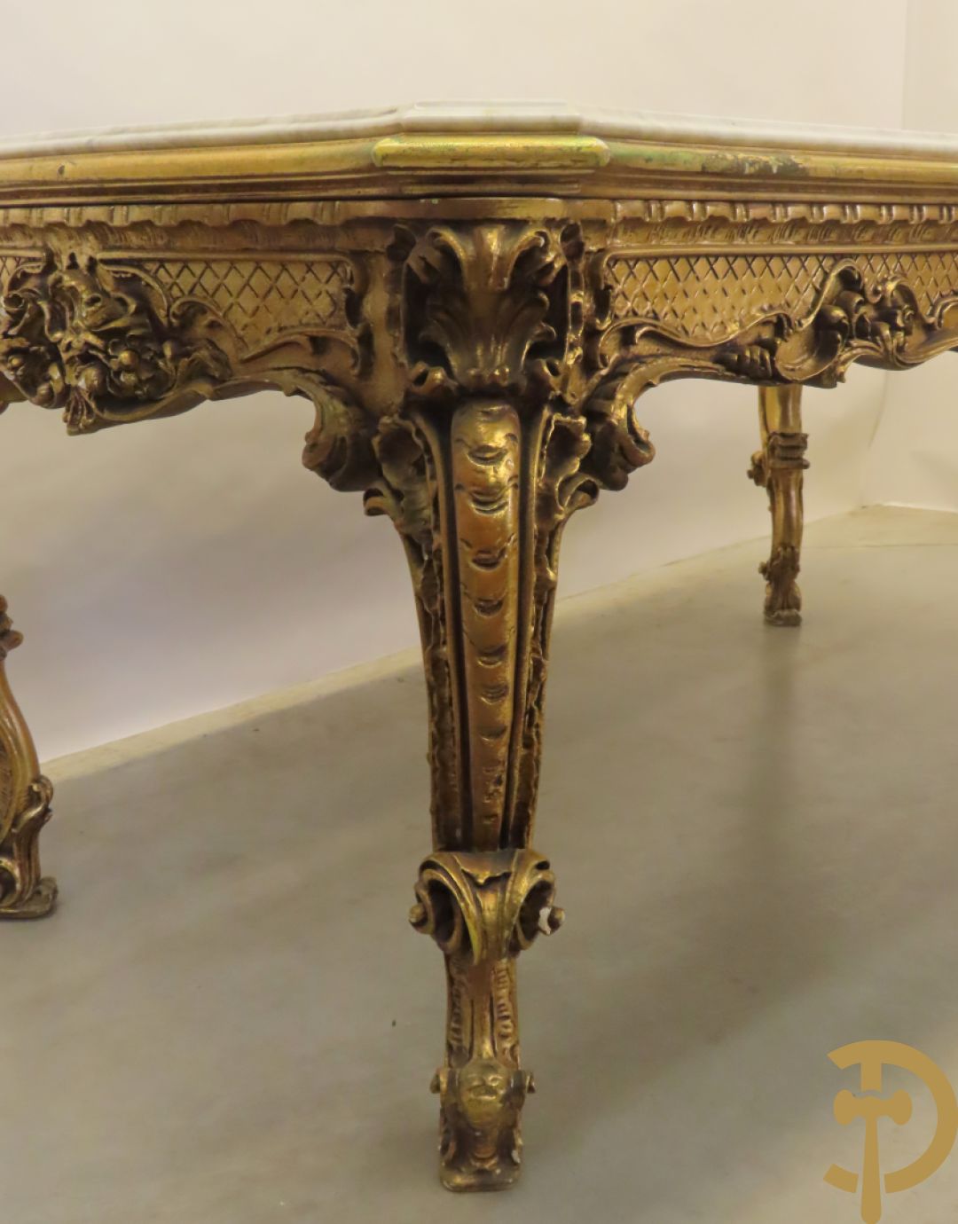 Uitzonderlijke vergulde Louis XV eetkamer bestaande uit vijfdeursdressoir met voluutvormige accanthusranken en rocailles, beschilderd met bloemenmotieven en centraal tafererel met hoornen des overvloeds + bijhorende spiegel vergulde tafel op voluutvormige poten met zes bijhorende stoelen + vitrine met accanthusranken en centrale deur, op voluutvormige poten