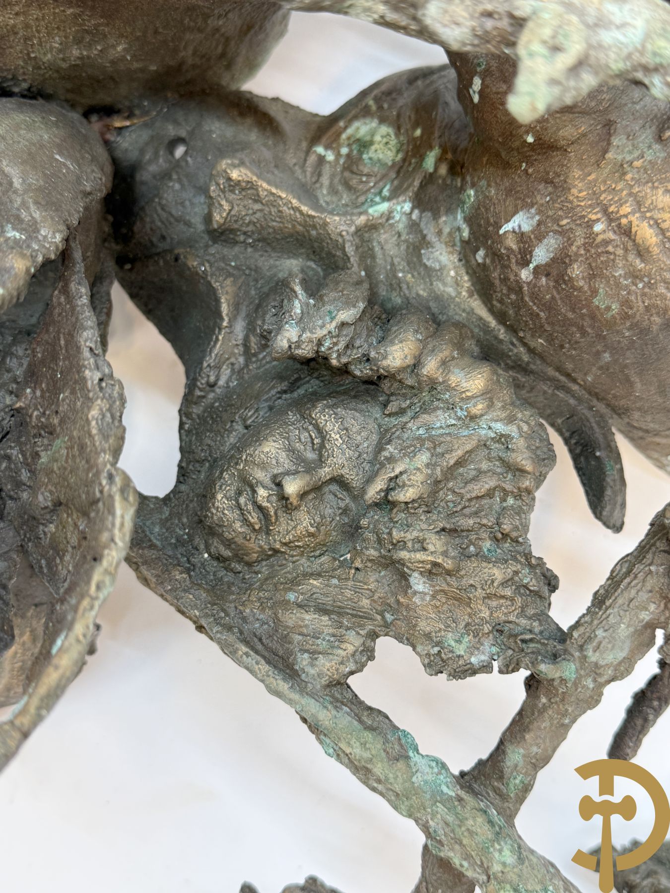 Lampens Mark (van maar ongetekend)  bronzen sculptuur met voet, maskers en fles