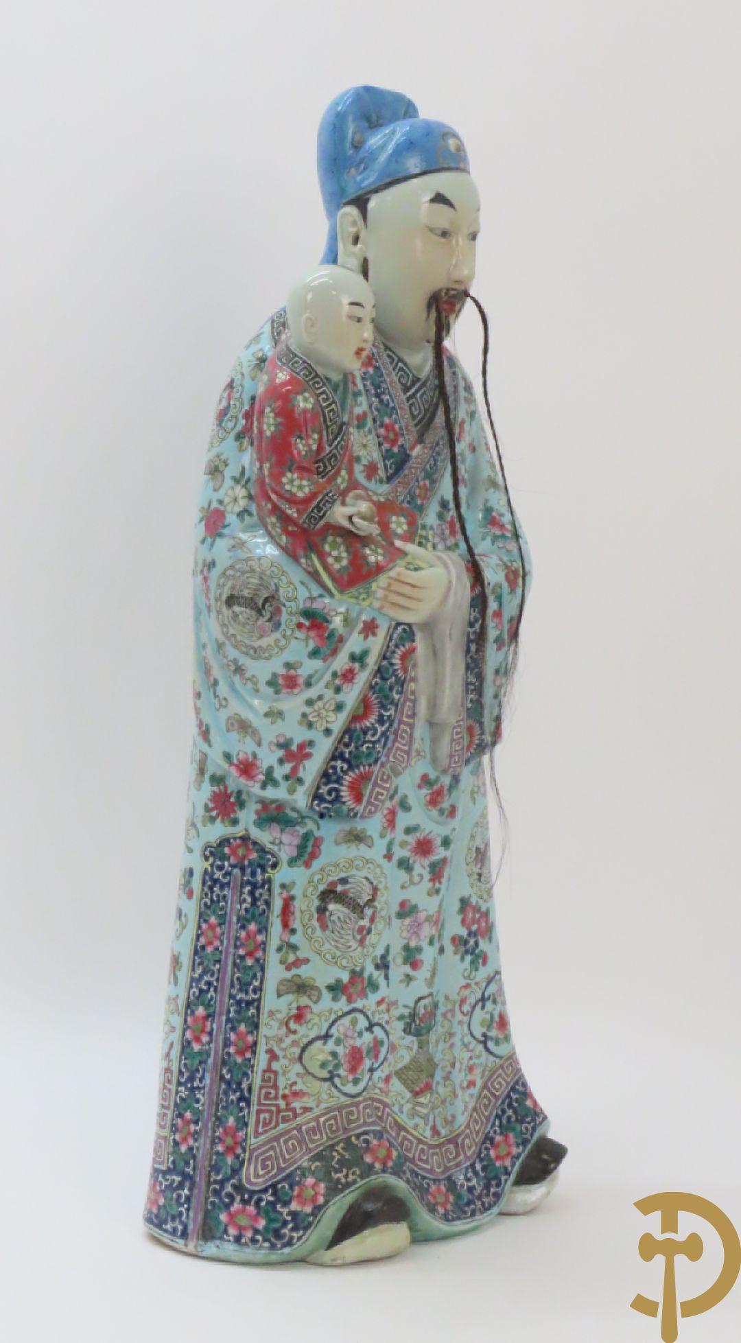 Chinese porseleinen wijsgeer dragende een kind