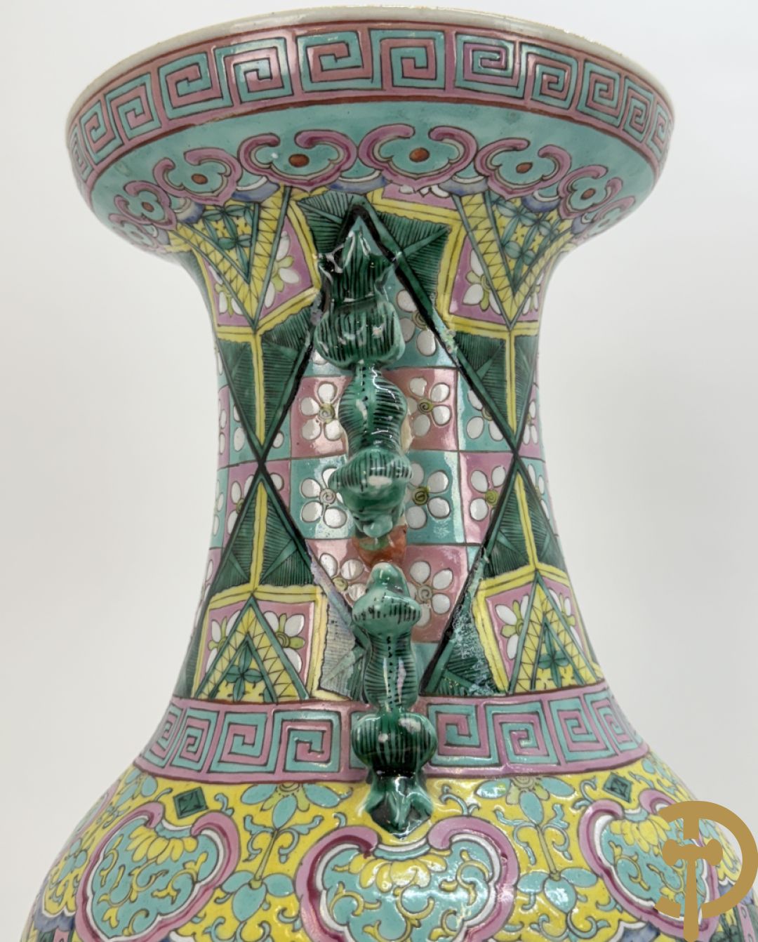 Chinese porseleinen vaas met ruitvormen en geometrische patronen, bovenaan met fo honden bezet