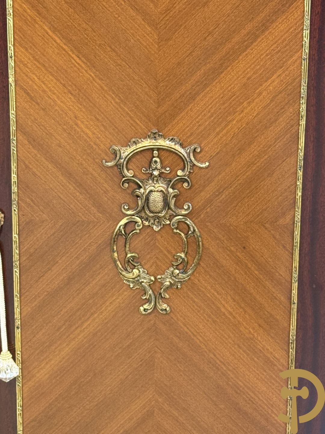 Notelaren tweedeurskast met bronsbeslag