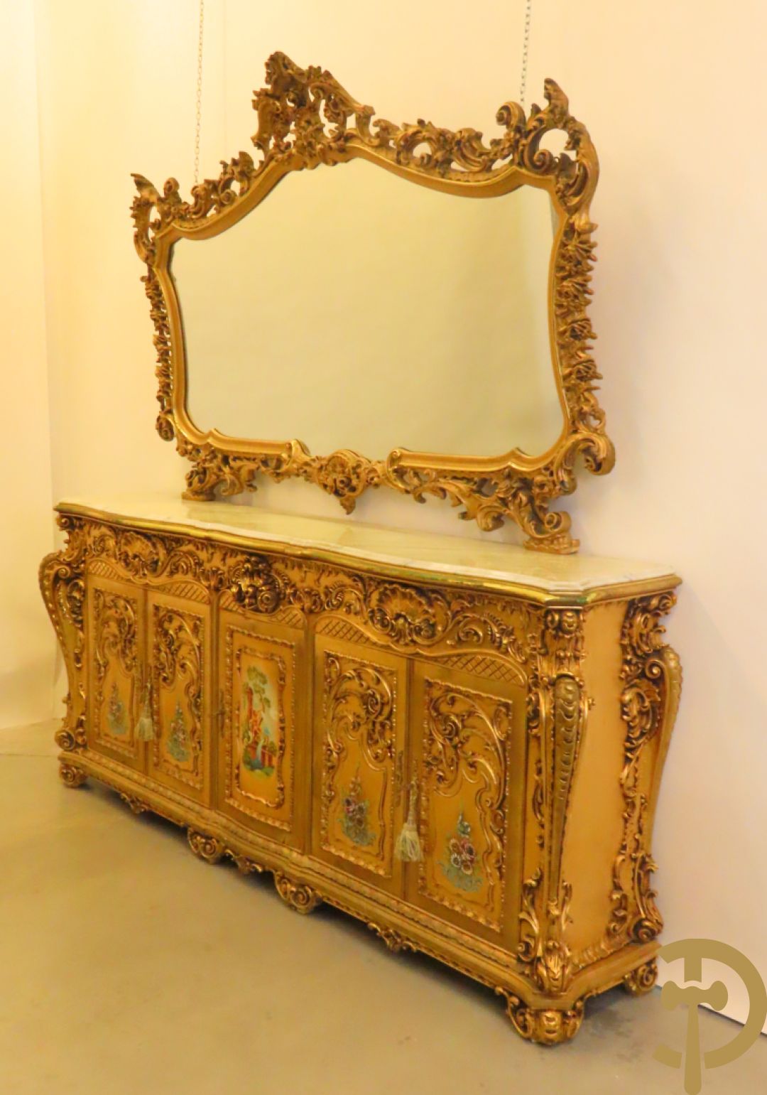 Uitzonderlijke vergulde Louis XV eetkamer bestaande uit vijfdeursdressoir met voluutvormige accanthusranken en rocailles, beschilderd met bloemenmotieven en centraal tafererel met hoornen des overvloeds + bijhorende spiegel vergulde tafel op voluutvormige poten met zes bijhorende stoelen + vitrine met accanthusranken en centrale deur, op voluutvormige poten