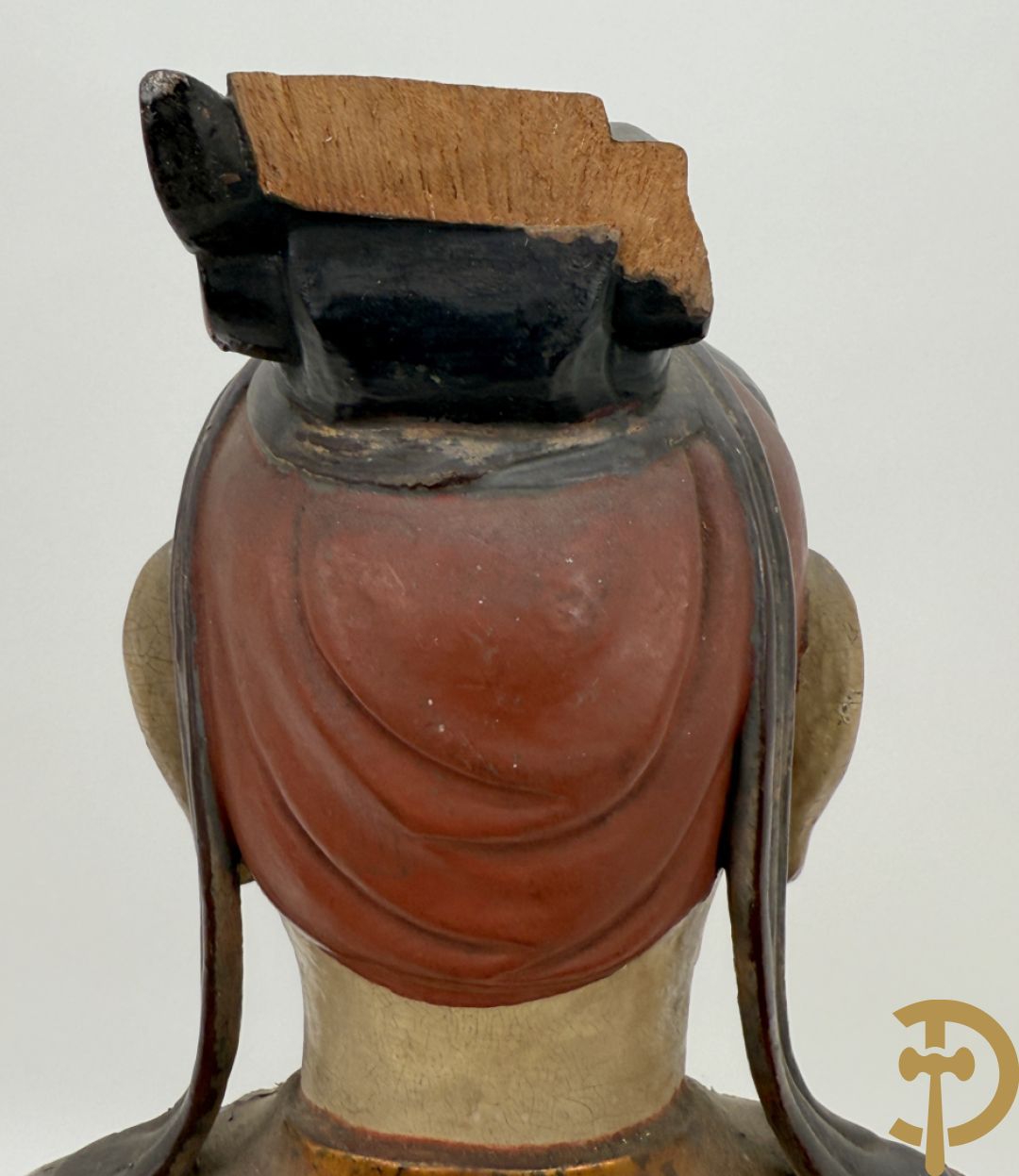 Houtgesculpteerd en gepolychromeerd zittend boedhistisch figuur