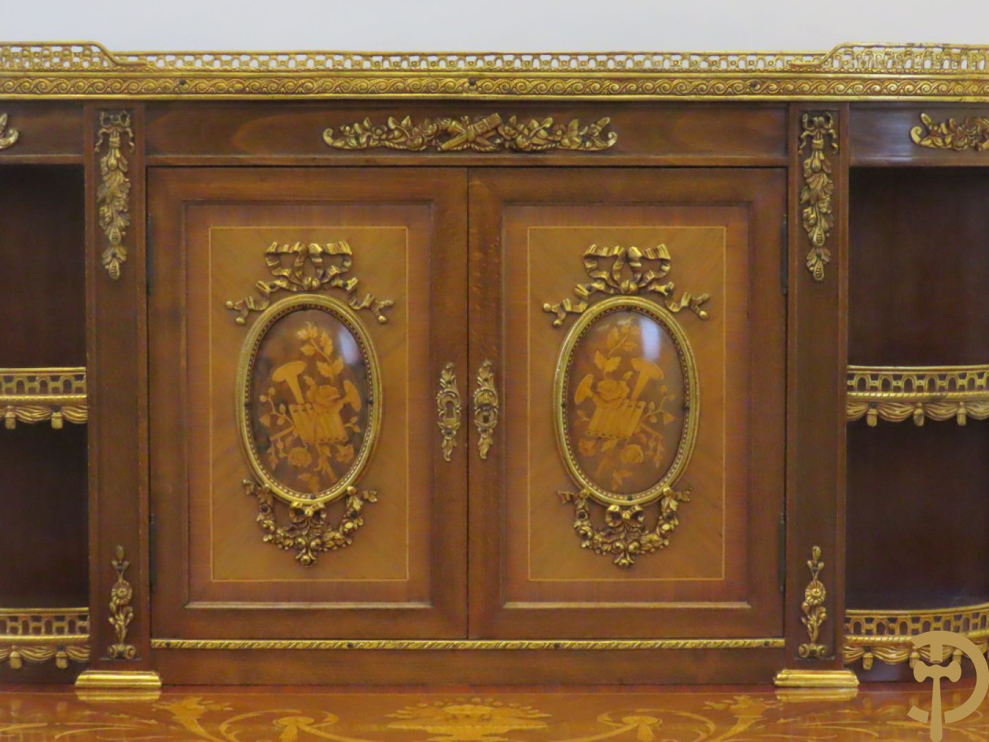 Notelaren tweedelig  kabinet met 2 lades en 2 deuren op hoge poten, gemarketteerd en bezet met bronsbeslag