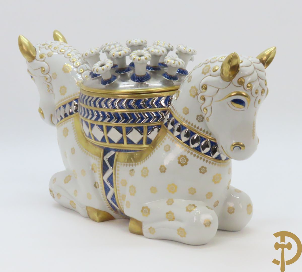 Keramieken beeld met 2 paardenkoppen, centraal met pique fleur, Italiaans, onderaan gemerkt Mangani