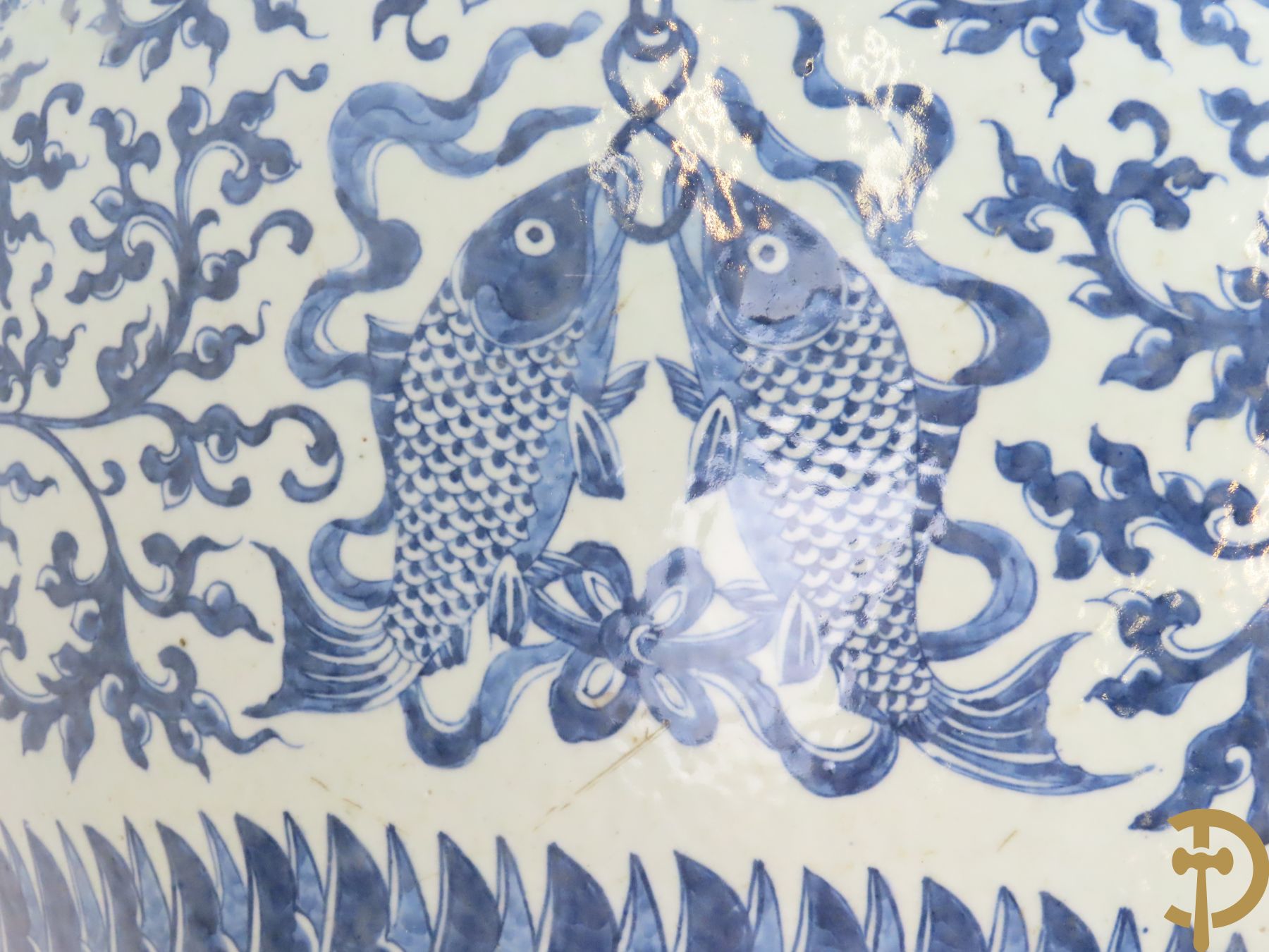 Chinese porseleinen blauw - witte viskom of grote cachepot met lotusslingers, Qian Long 19e