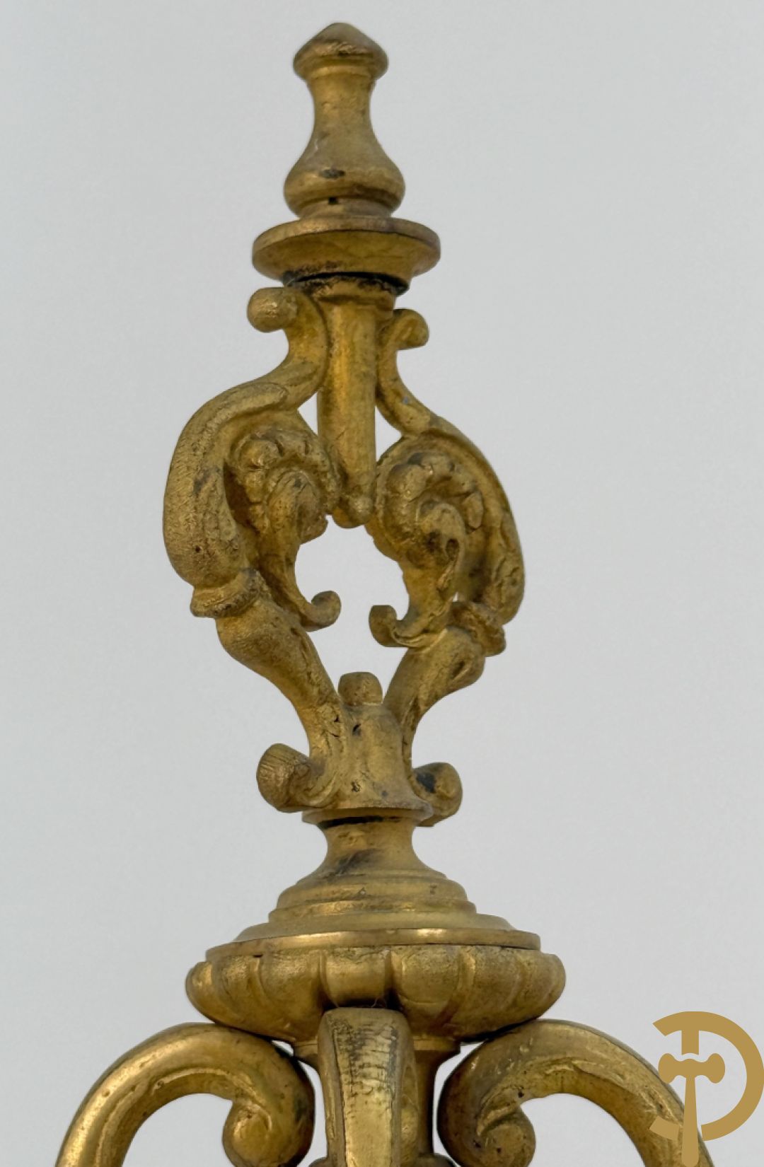 Paar Sèvres cassolettes met handbeschilderd romantisch decor van dame met cupido en landschapsdecor - met vergulde bronzen vierarmige kandelaar, Feccotte V. getekend