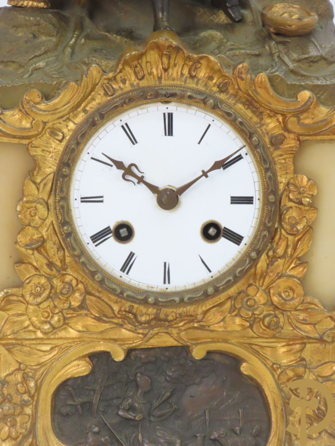 Bronzen pendule bezet met elegante dame en onderaan met basrelief en rocailles