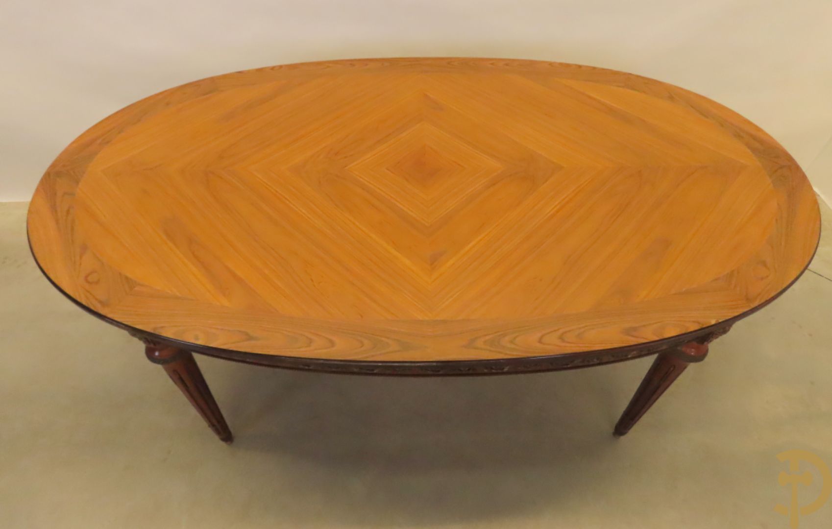 Notelaren eetkamer Louis XVI stijl bestaande uit vijfdeursdressoir met bloemenmarquetterie, bronsbeslag en wit marmeren blad, ovale uittrekbare tafel, 6 stoelen met leder bekleed en gegalbeerde vitrine met geslepen ruitjes