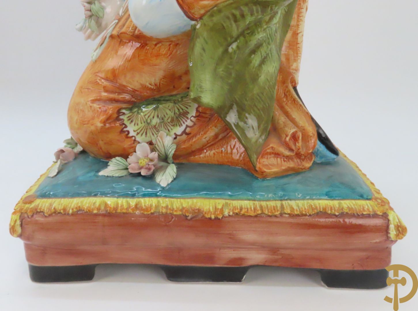 Twee Italiaanse beelden van oosterse dame met bloemen, getekend achteraan Polouioto en oosterse man met snaarinstrument in meerkleurige faience