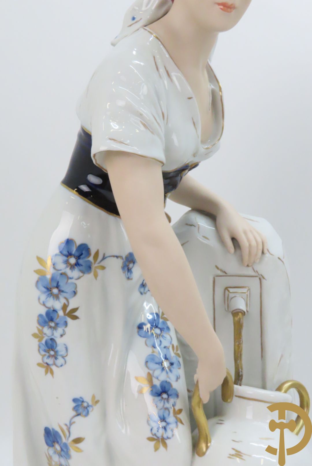 Paar Royal Dux personages van dame en heer bij de waterkraan, onderaan gemerkt en genummerd 10965 en 10563