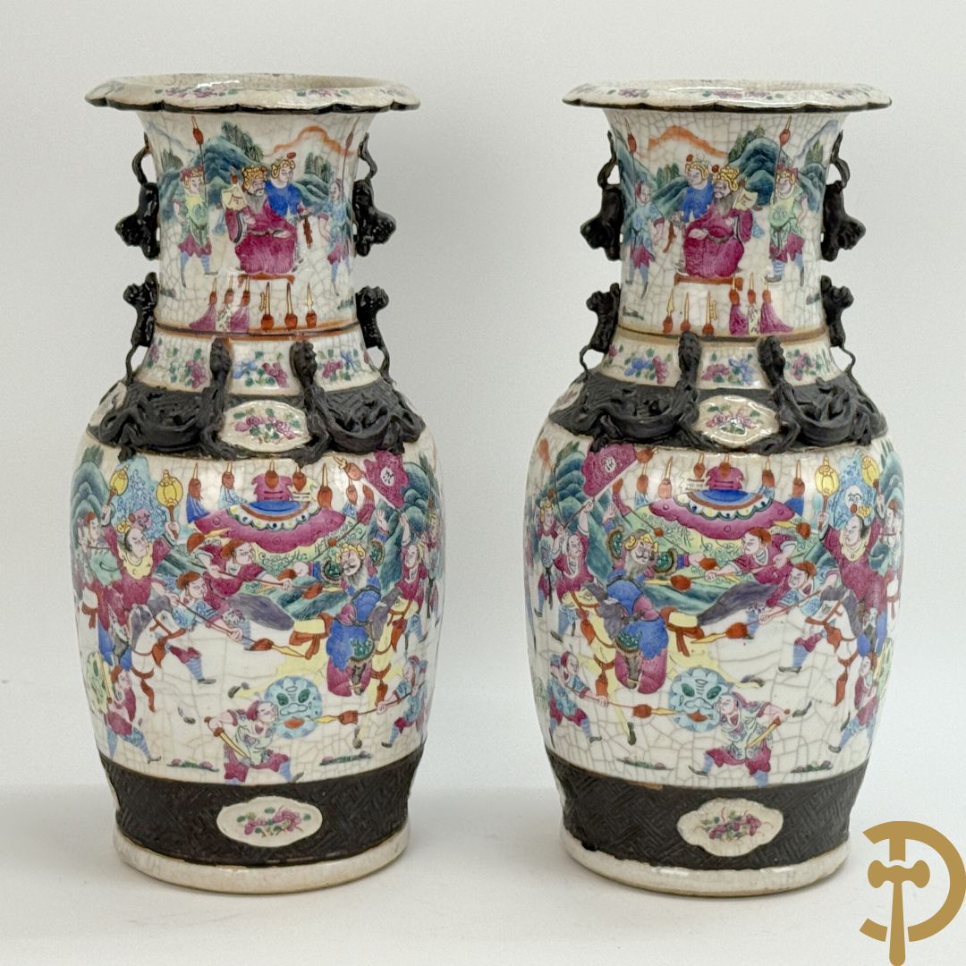 Paar Nankin vazen met dansende figuren en krijgertaferelen op houten sokkels