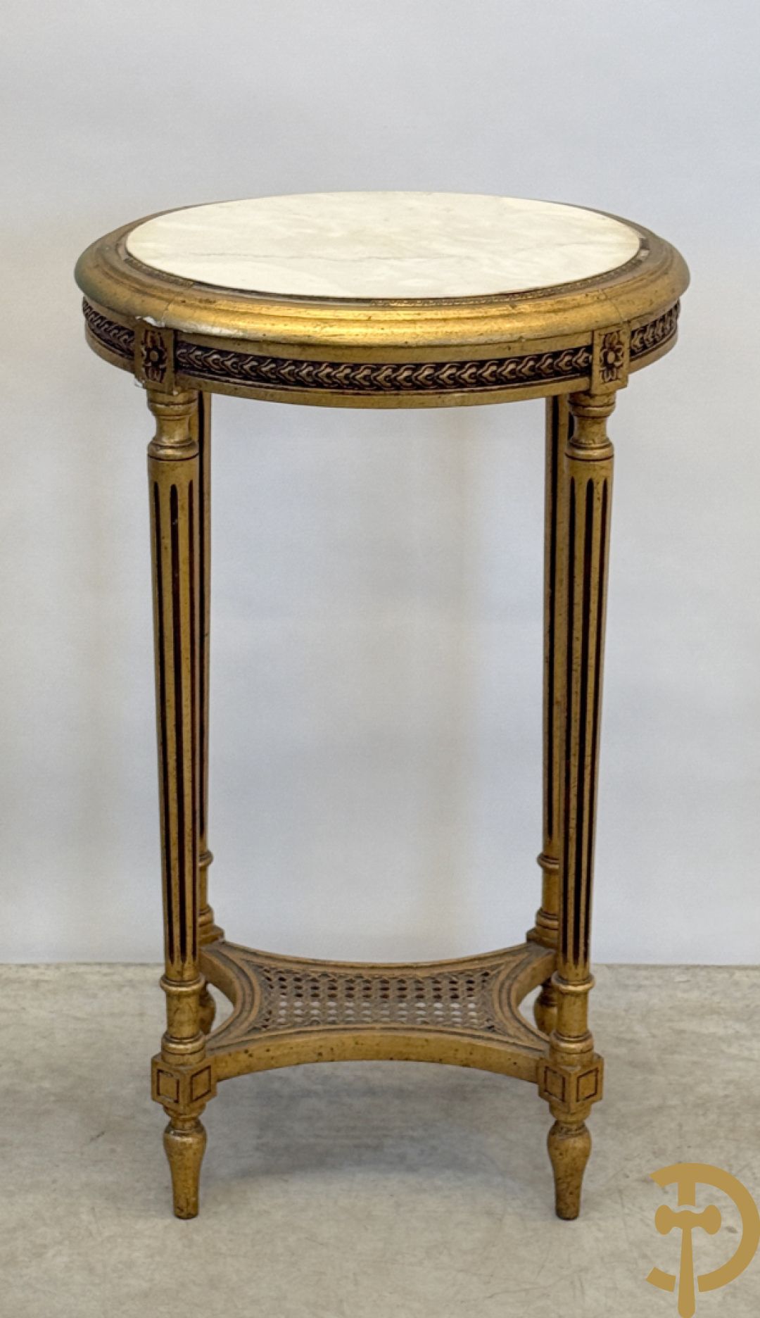 Vergulde Louis XVI bijzettafel met wit marmeren blad op gecanneleerde poten