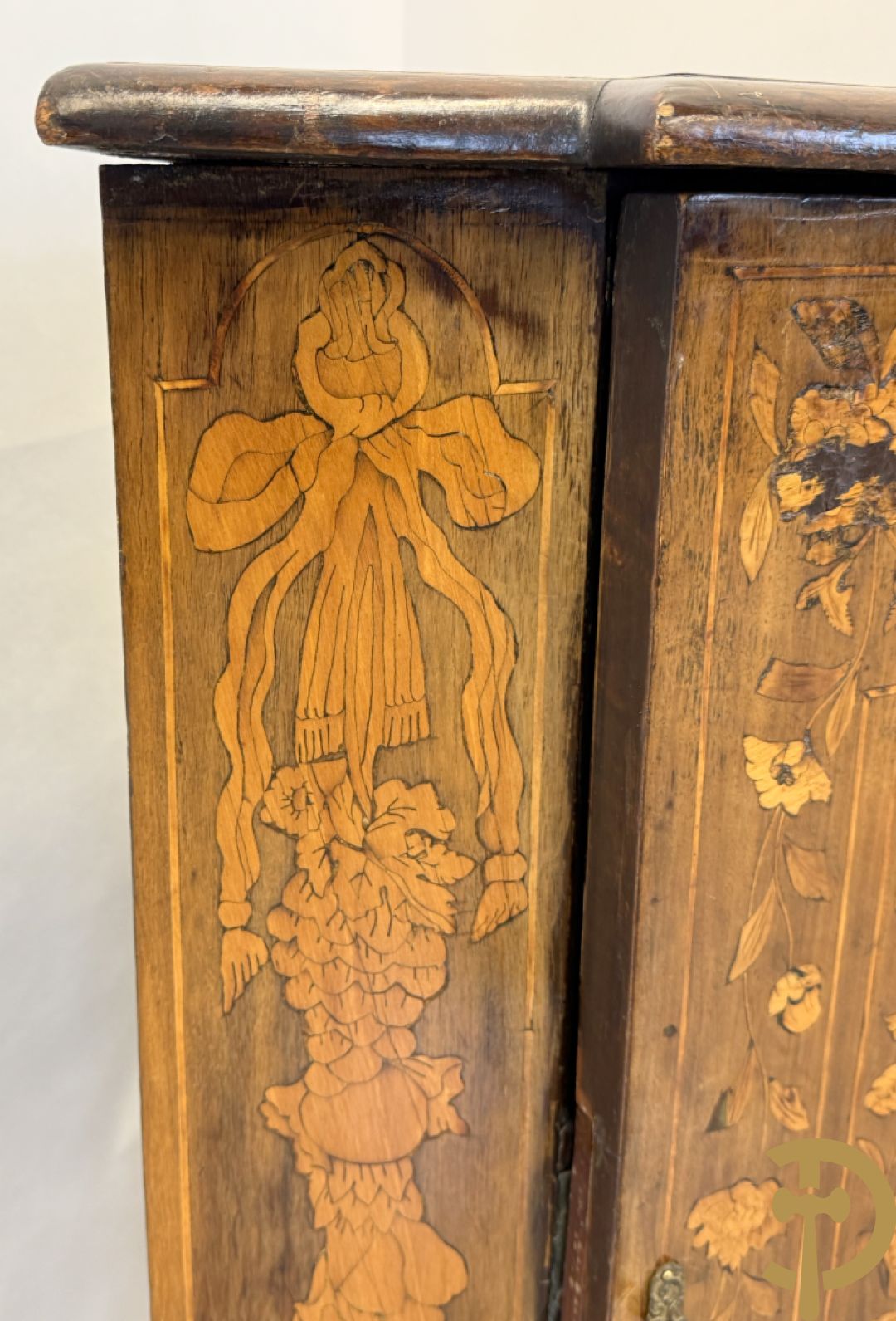 Hollandse ééndeurs hoekkast met gemarketteerd bovenblad met bloemenmotieven- deur met amfoor,  bloemen en bovenaan met papegaai