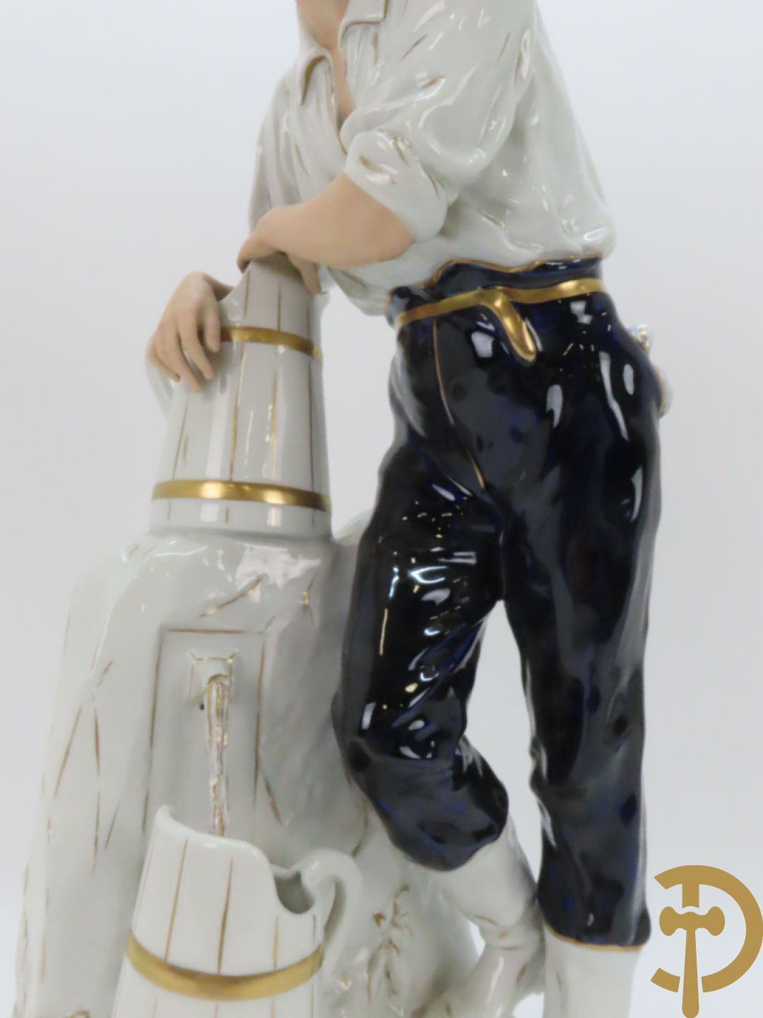 Paar Royal Dux personages van dame en heer bij de waterkraan, onderaan gemerkt en genummerd 10965 en 10563