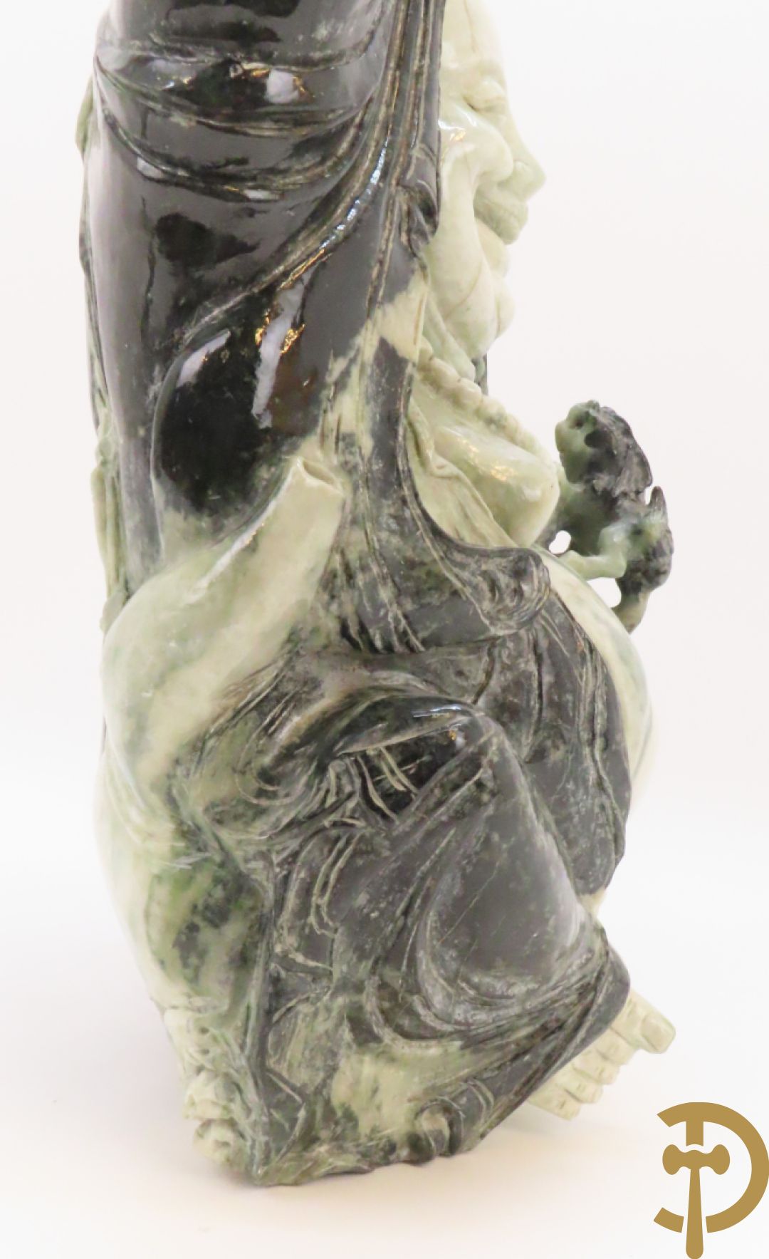 Zittende lachende boedha met kralenkrans en fo hond in gesculpteerde tweekleurige nefriet