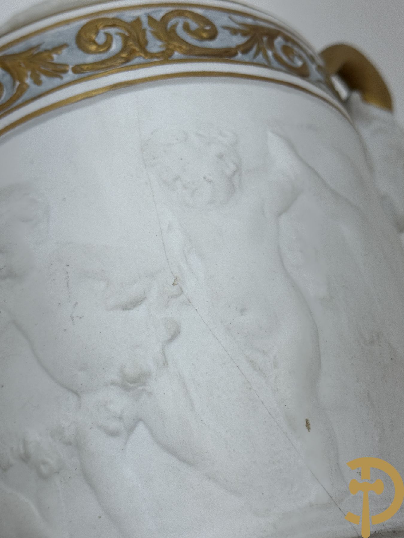 Paar porseleinen vazen met ramskoppen en basrelief van cupido