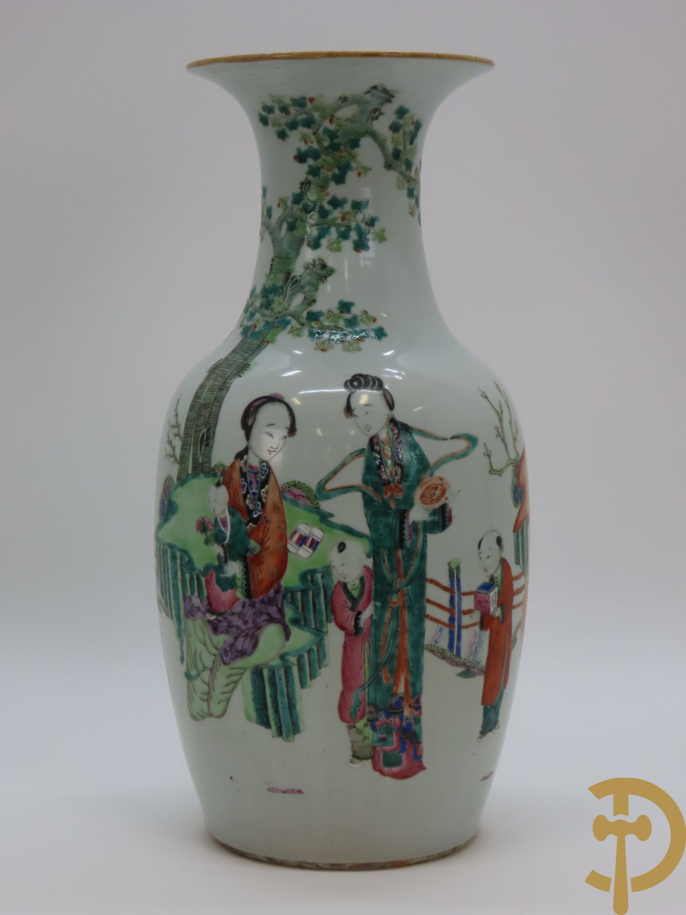 Chinese porseleinen vaas met familiedecor in landschap