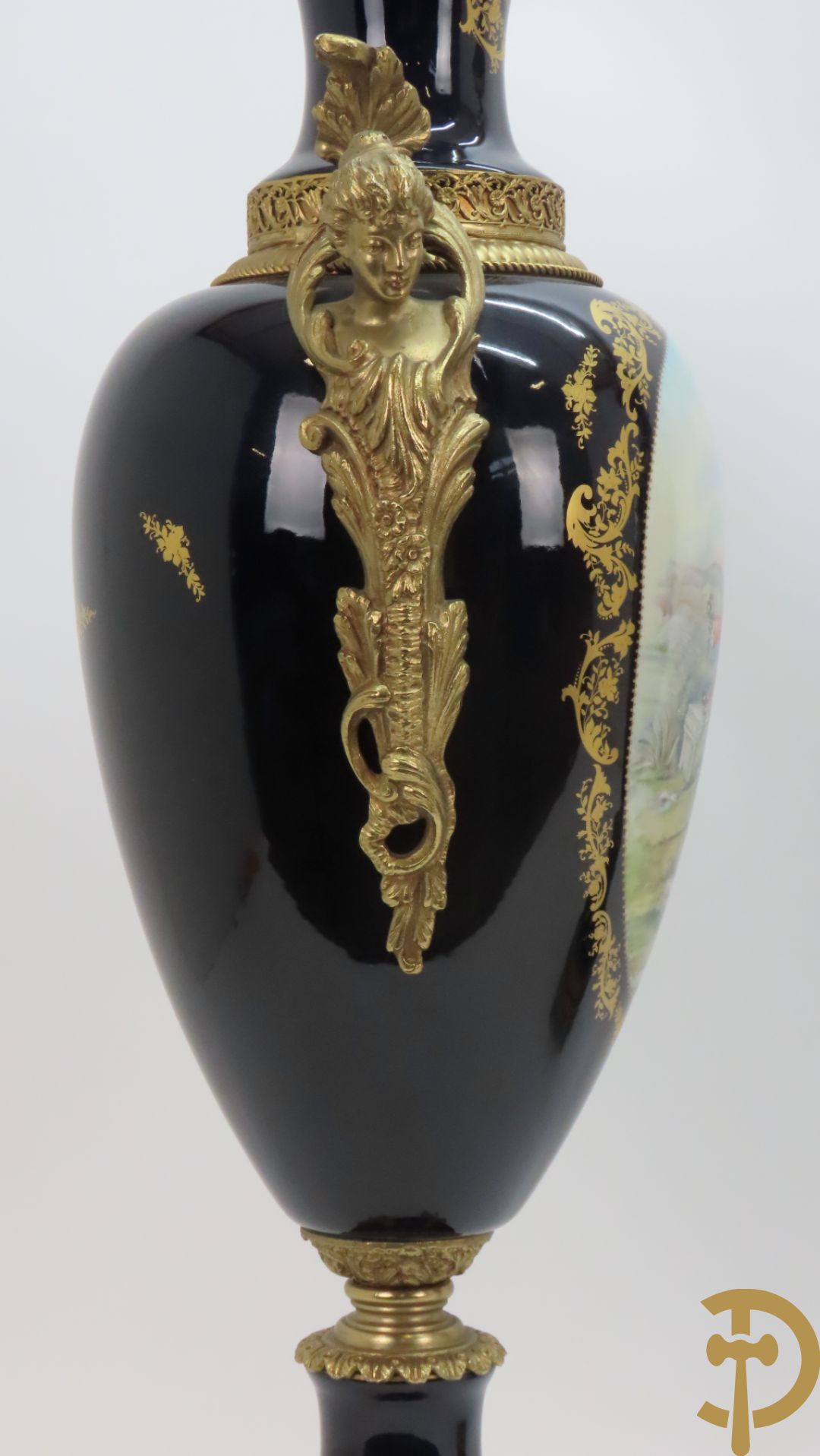 Paar Sèvres stijlvazen met geanimeerd romantisch decor, zijdelings bezet met bronzen medusahoofden, Rouly getekend