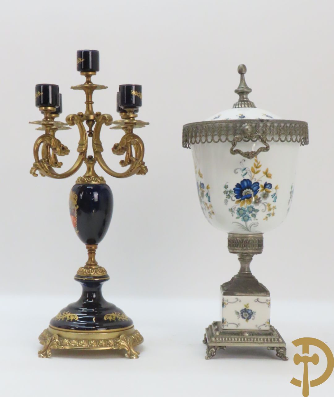 Twee porseleinen Stijl Sèvres cassolettes + dekselpotiche met bloemendecor + vijfarmige kandelaar Sèvres stijl, ACF