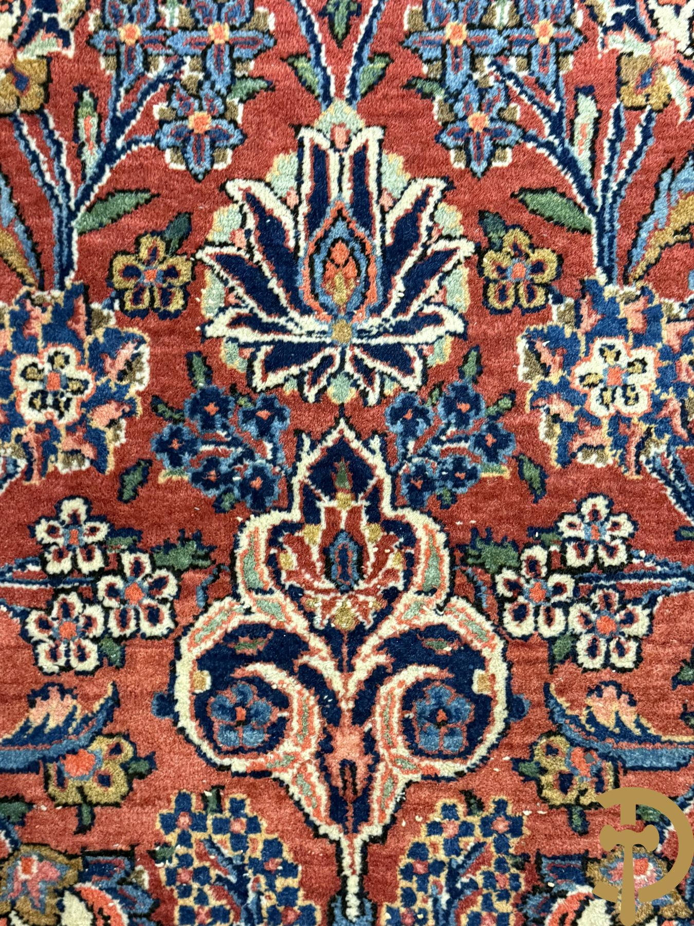 Oosters handgeknoopt tapijt met bloemenmotieven op rode fond