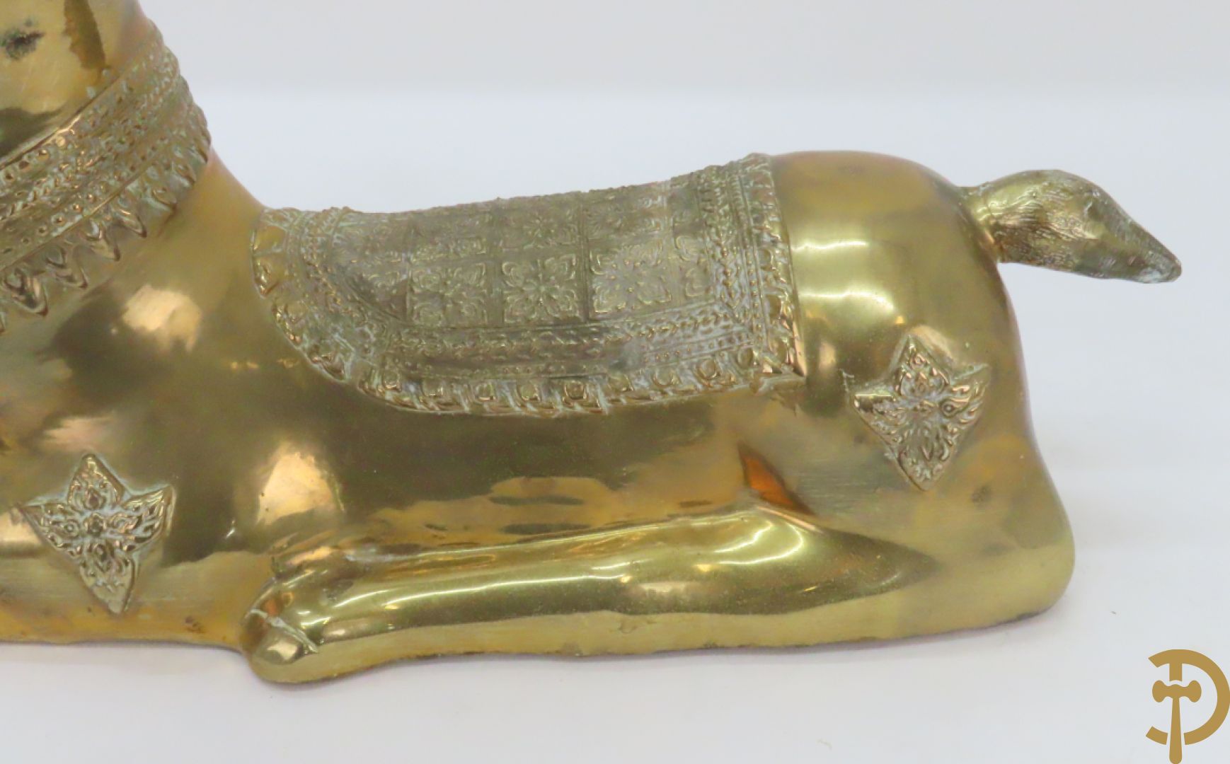 Paar koperen liggende herten