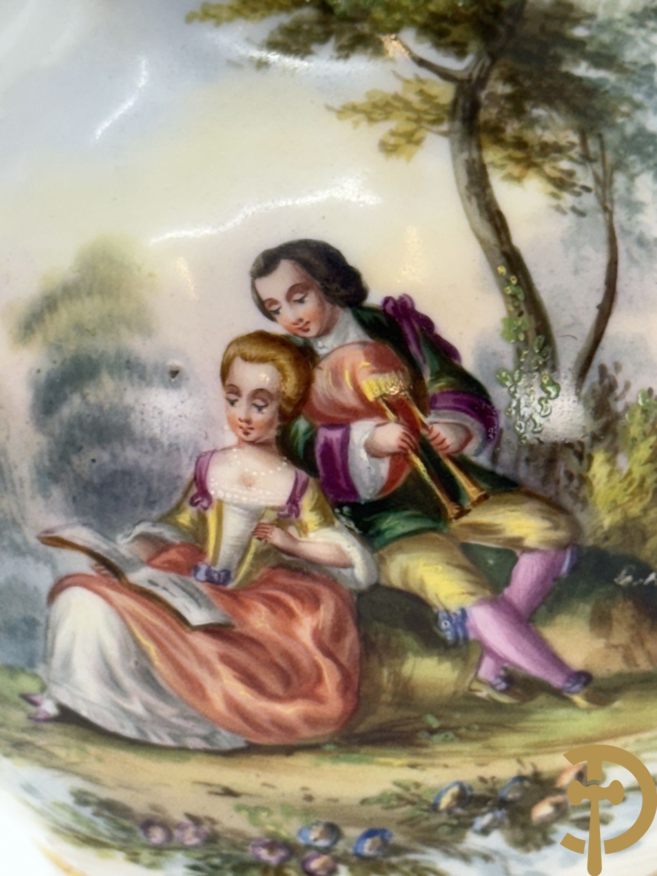 Paar Vieux Paris vazen met romantisch handbeschilderd tafereel