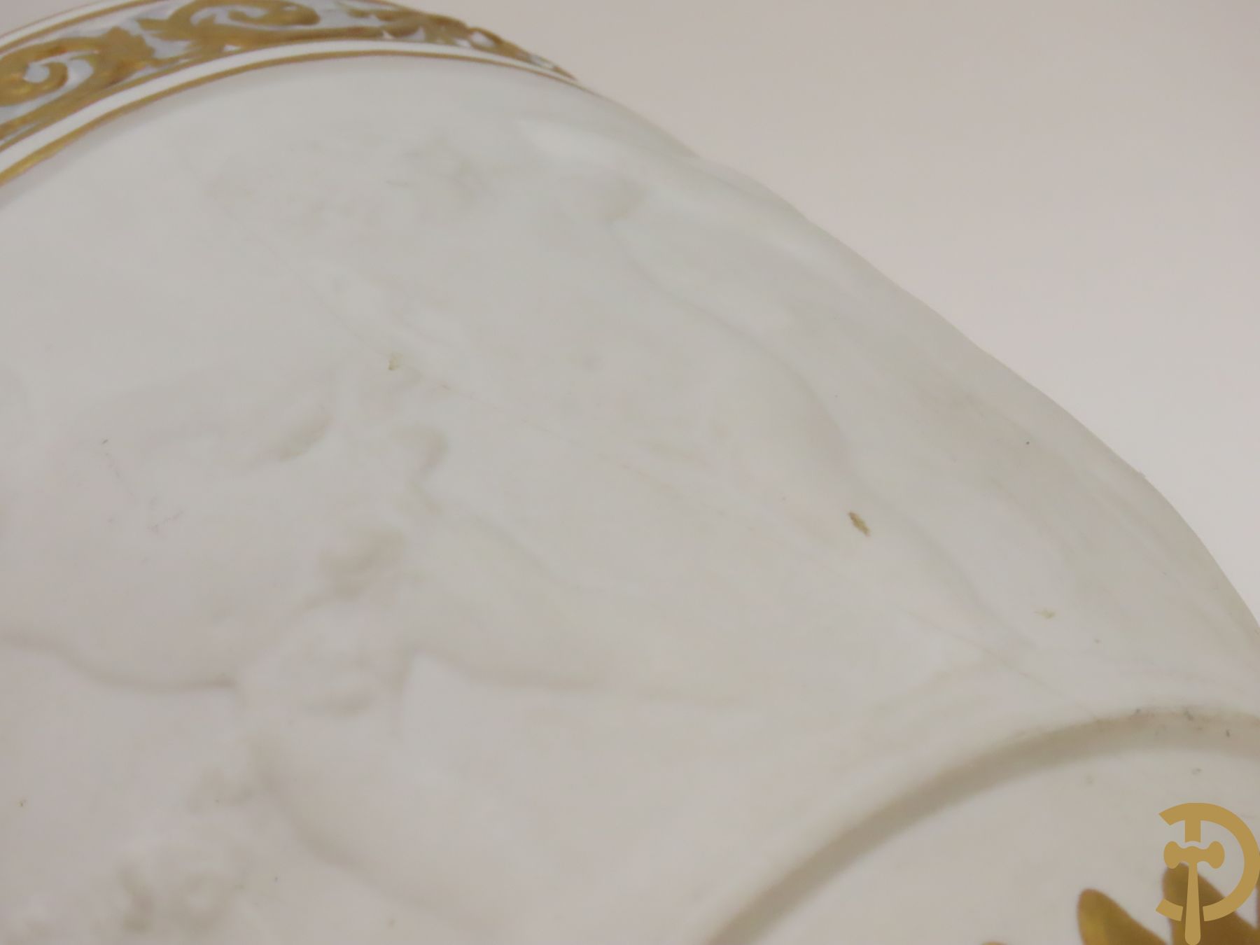 Paar porseleinen vazen met ramskoppen en basrelief van cupido