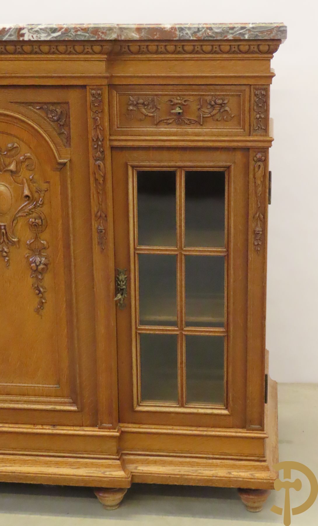 Massief eiken dressoir met zijdelingse vitrines, midden 2 gesculpteerde deuren met accanthusranken en bloemen, boven met 2 lades en marmeren blad, °1900