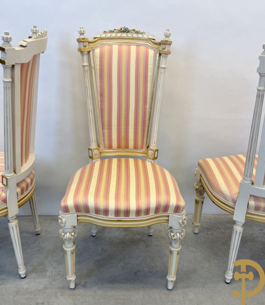 Italiaanse eetkamer met beschilderd bloemenmotief bestaande uit vierdeursdressoir met beschilderde bloemenmotieven, accanthusranken en glazen blad, tafel op gesculpteerde poten en 6 stoelen