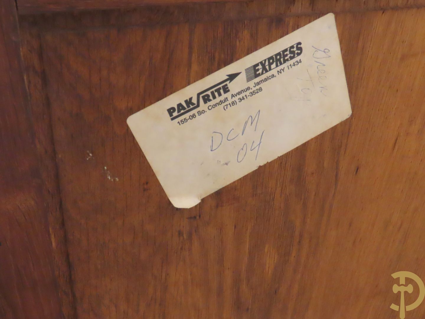 Art deco dressoir met 2 deuren en koperen baguette op sokkel