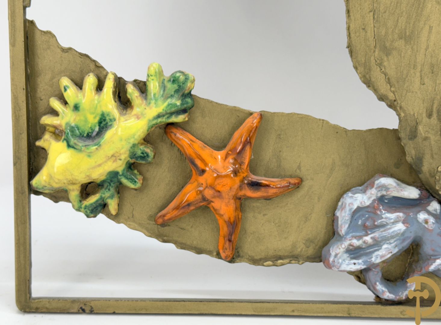 Smeedijzeren decoratief basrelief met keramieken vissen