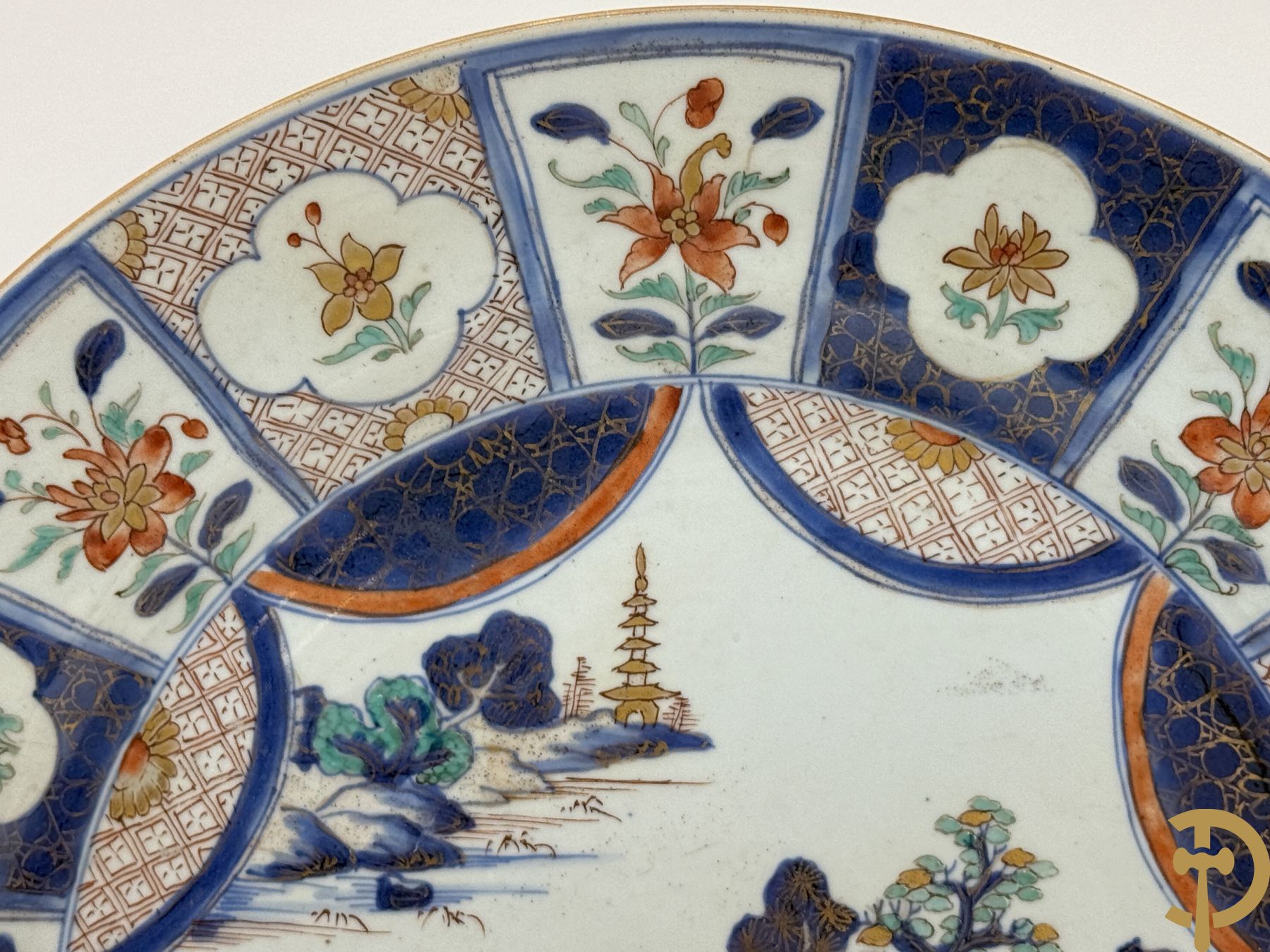 Chinees porseleinen Imari bord met landschapsdecor en bloemen