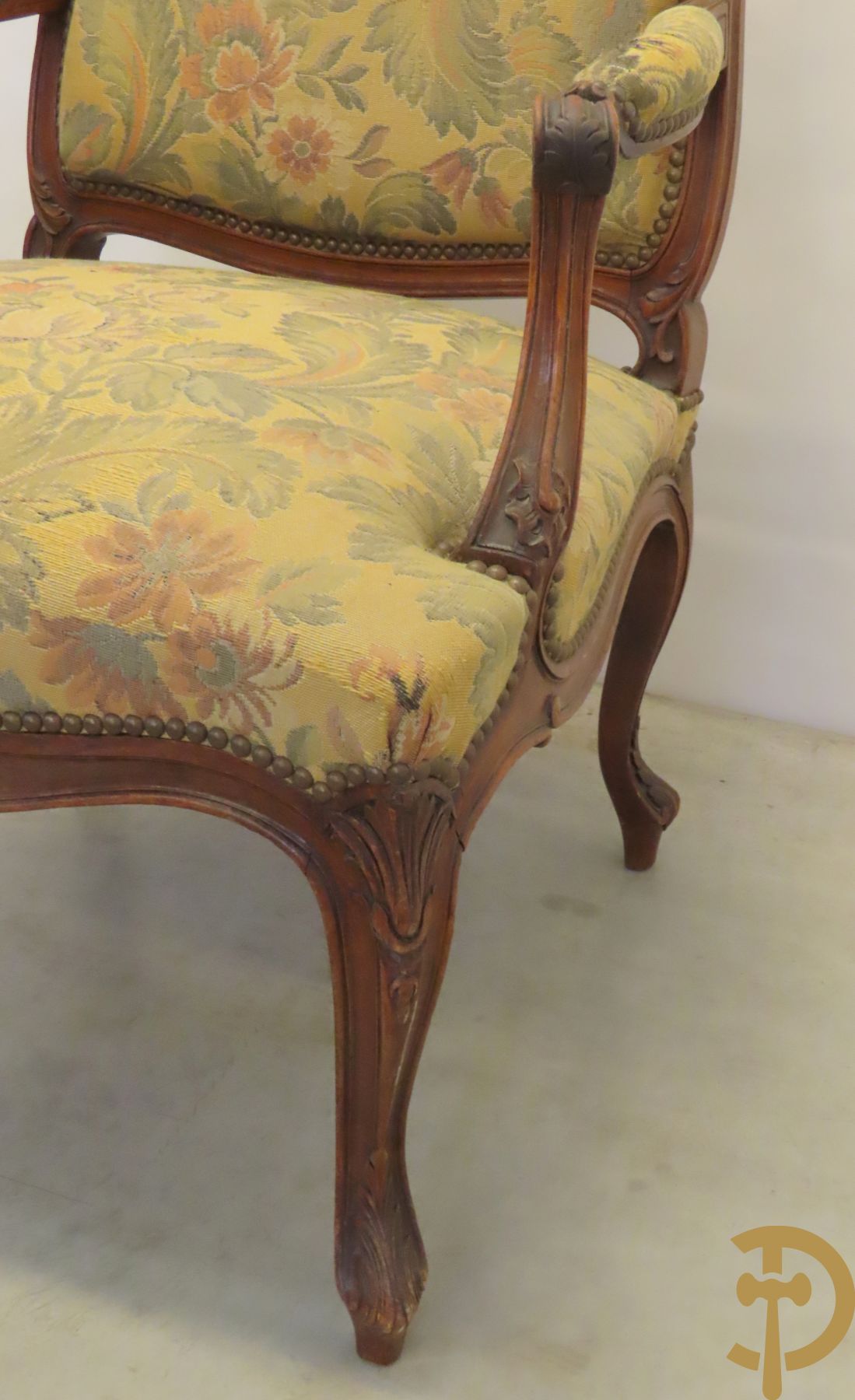 Paar Louis XV armzetels met rocailles, voluutvormige poten en armleuningen